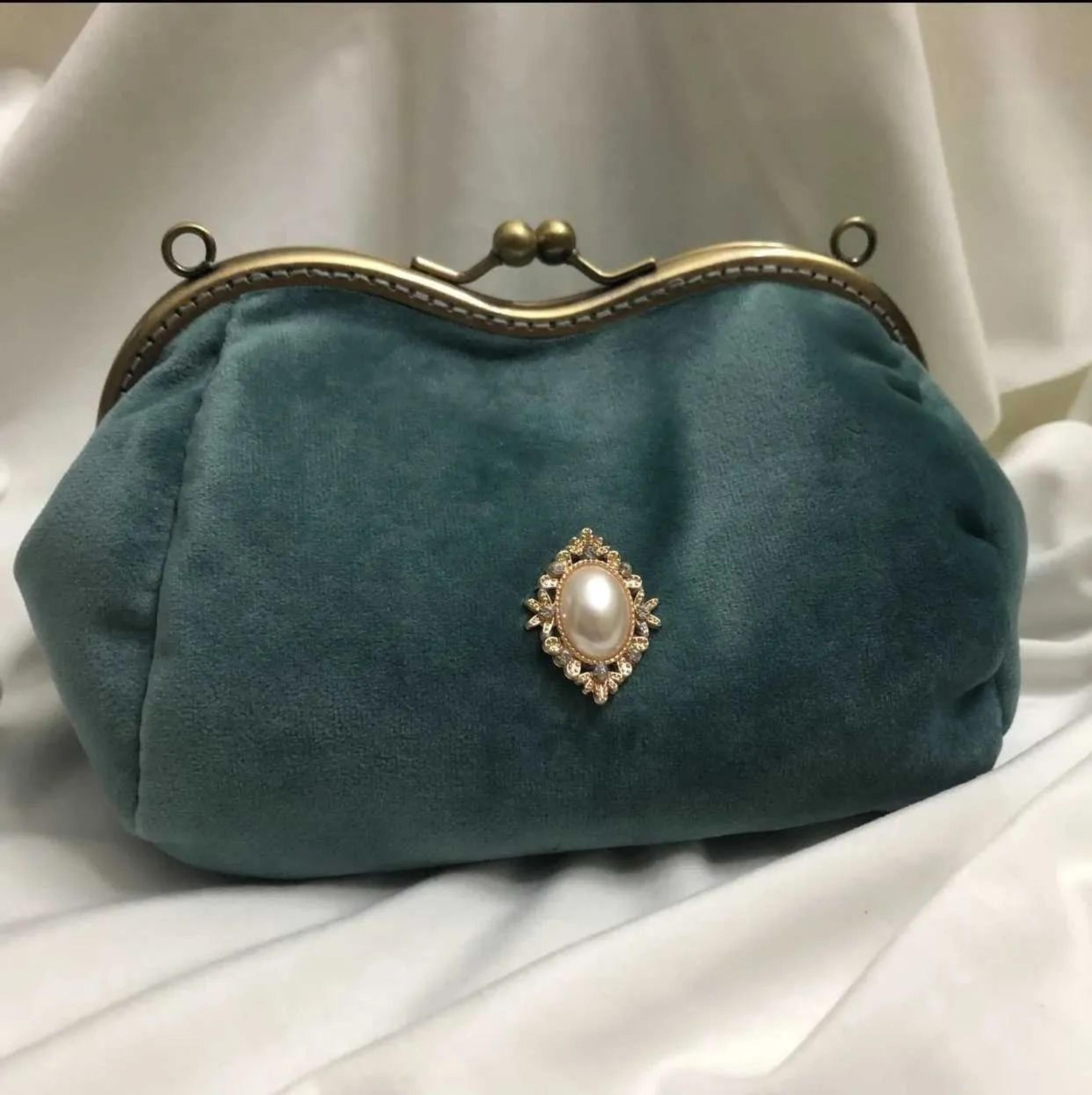 Vintage Velvet Evening Clutch Bag With Pearl Kiss Lock Closure 1