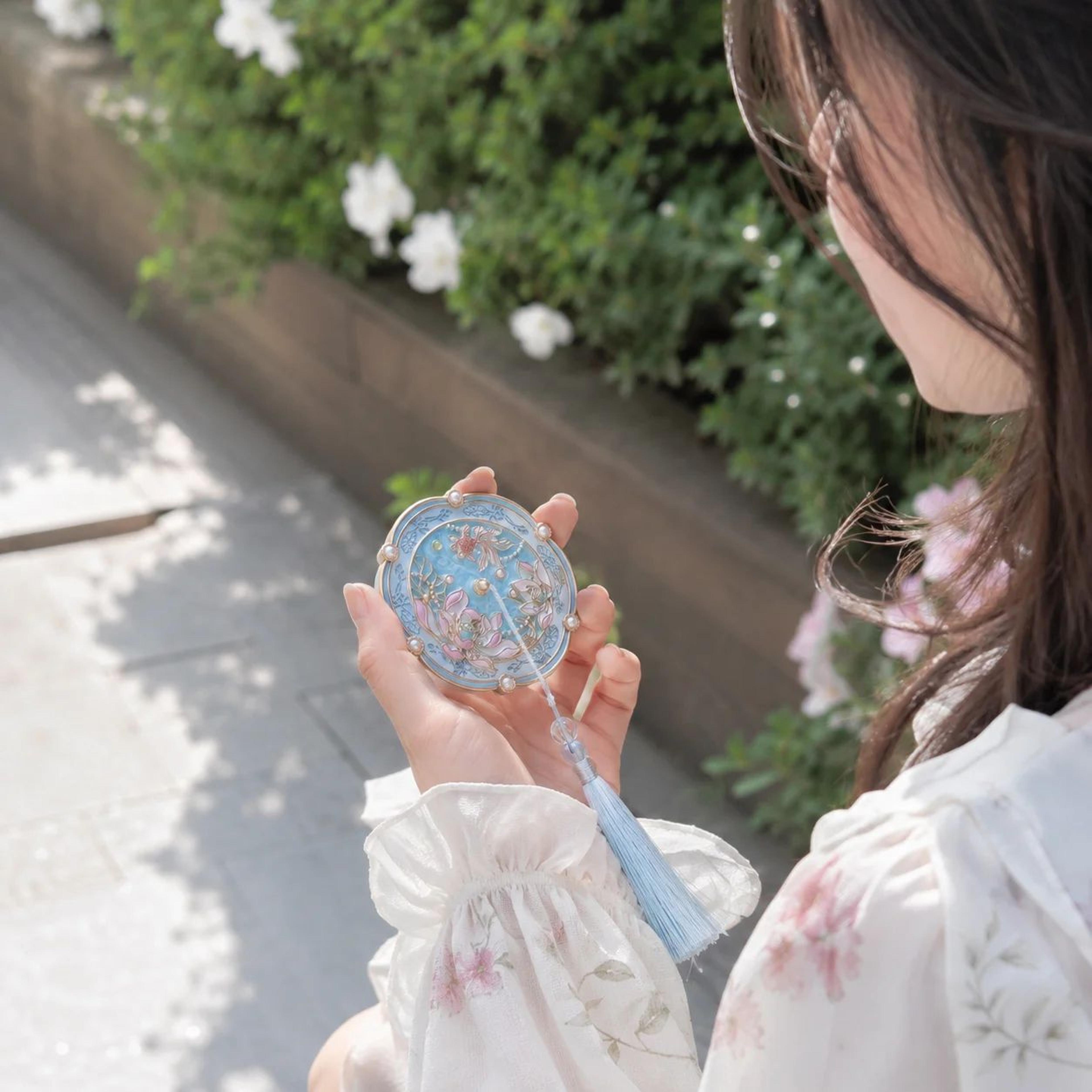 Ancient Chinese Style Travel Makeup Mirror  Portable Compact Vintage Handheld Mirror For Daily Groo 1