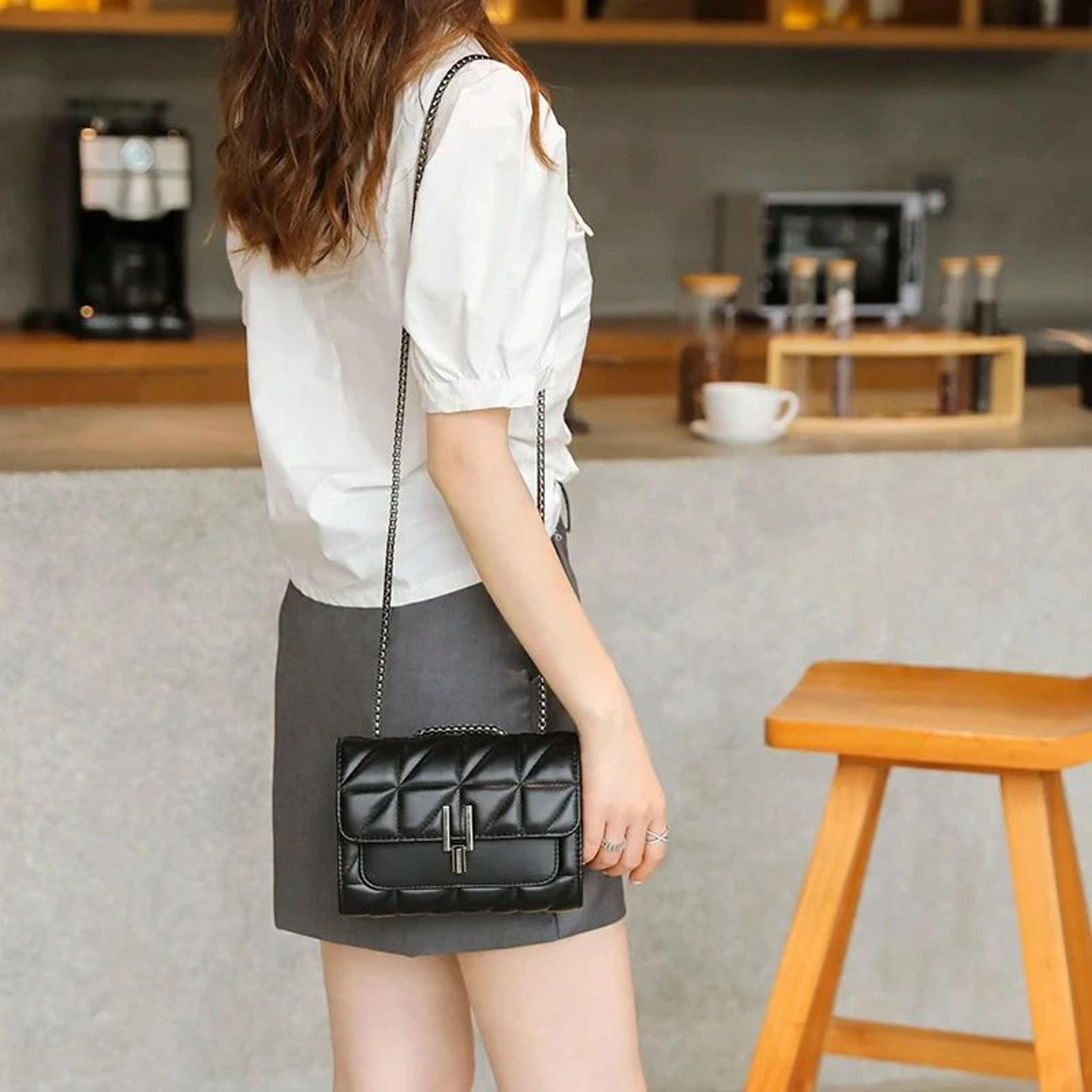 Women Quilted Chain Crossbody Bag 2