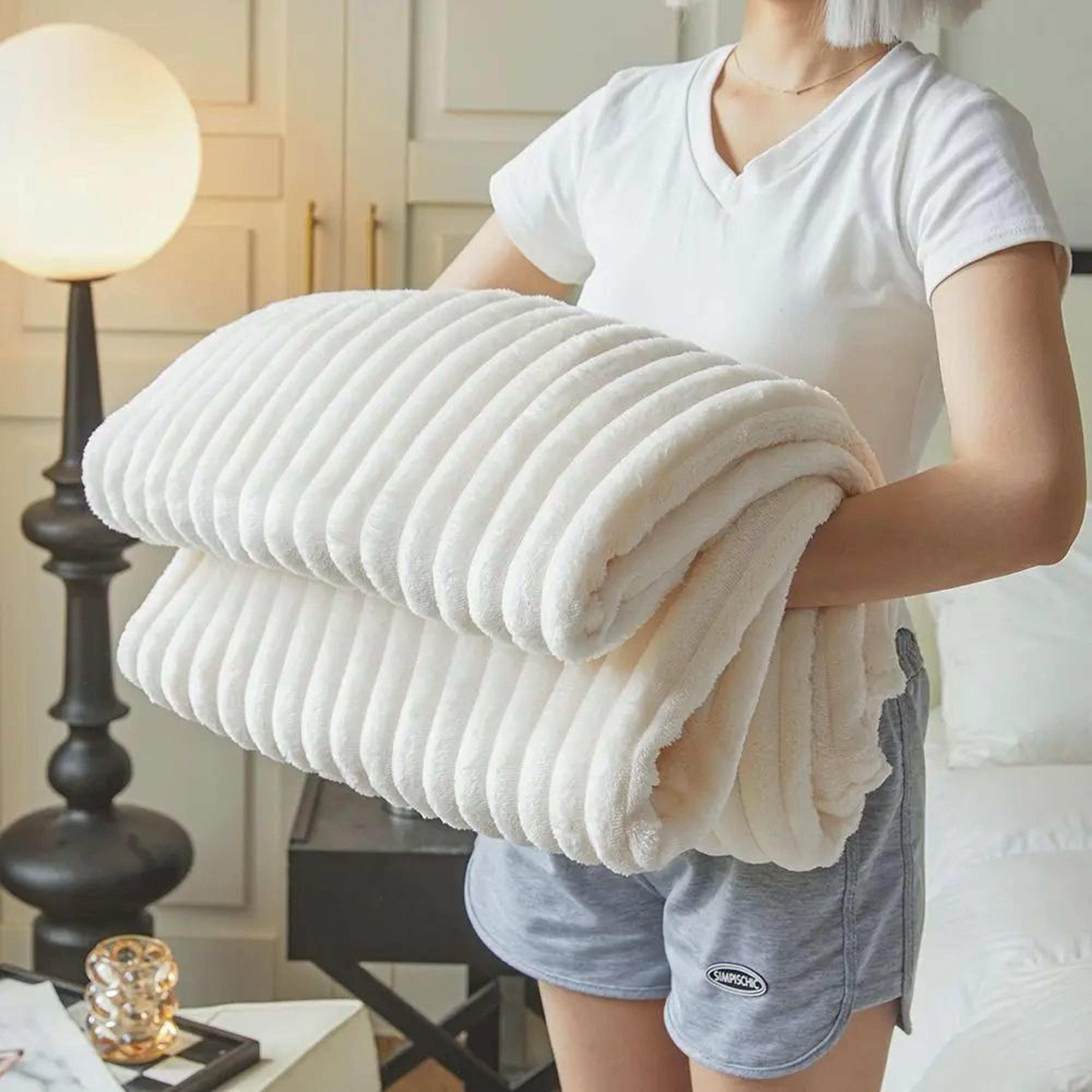 Ultra Soft Double Sided Fleece Warm Throw Blanket 1