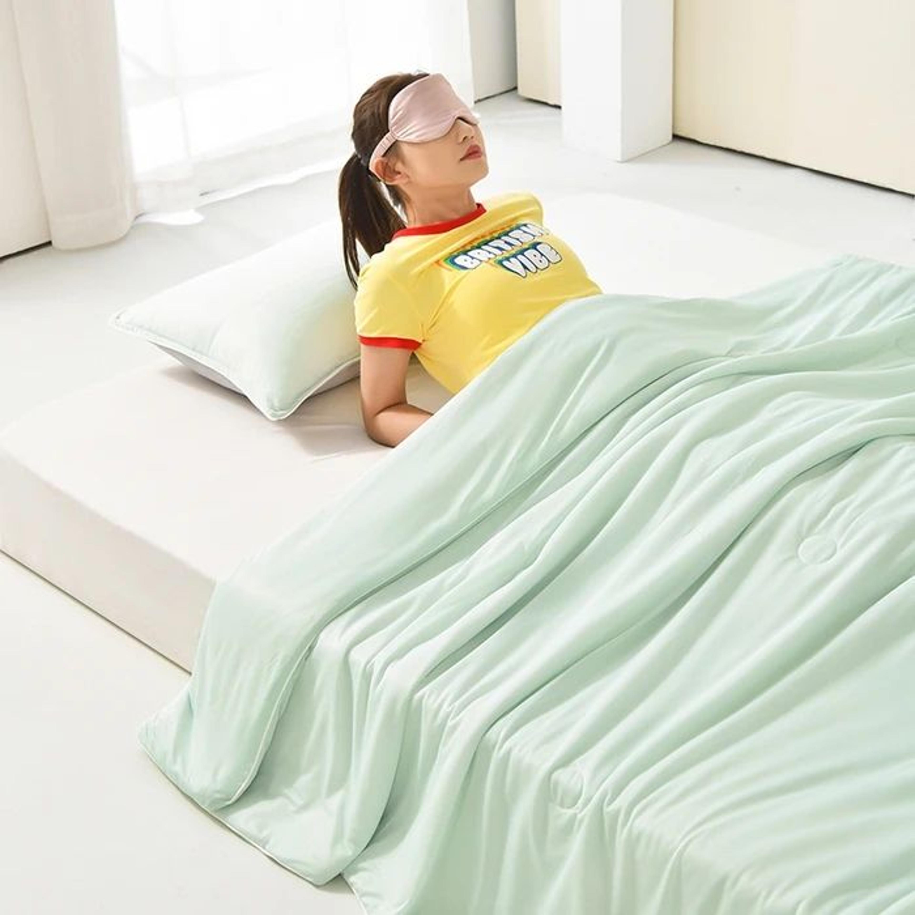 Ice Silk Lightweight Summer Cooling Comforter Blanket 7