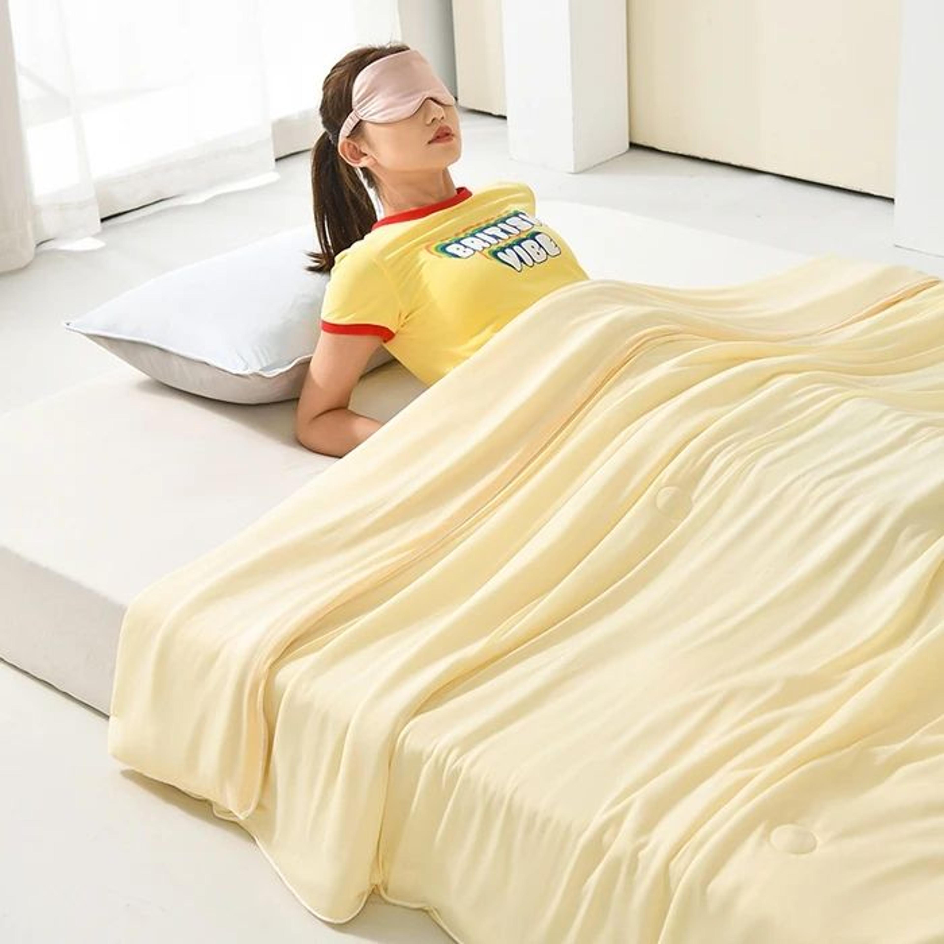 Ice Silk Lightweight Summer Cooling Comforter Blanket 8