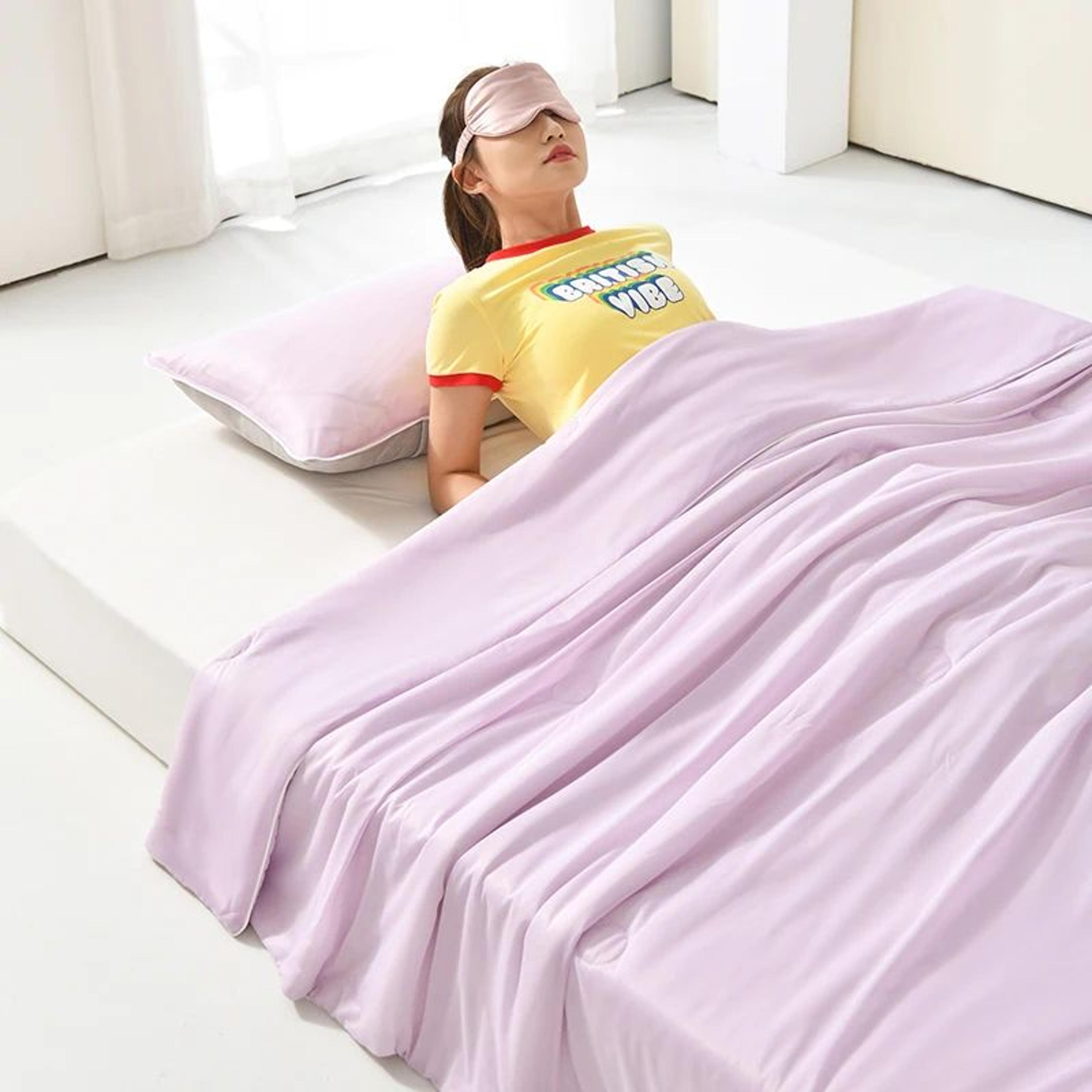 Ice Silk Lightweight Summer Cooling Comforter Blanket 11