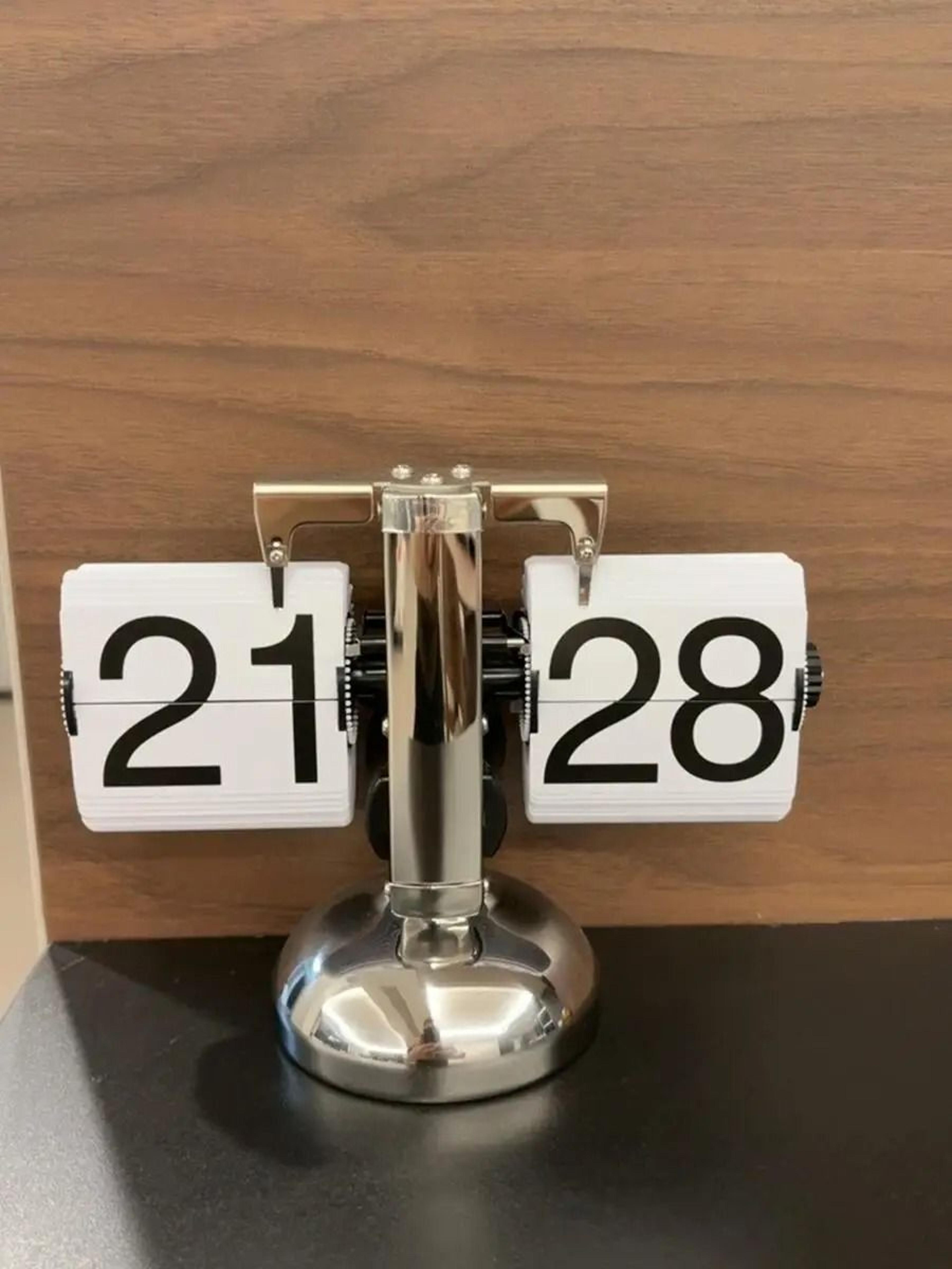 Vintage Automatic Flip Down Desk Clock Retro Mechanical Table Clock 9