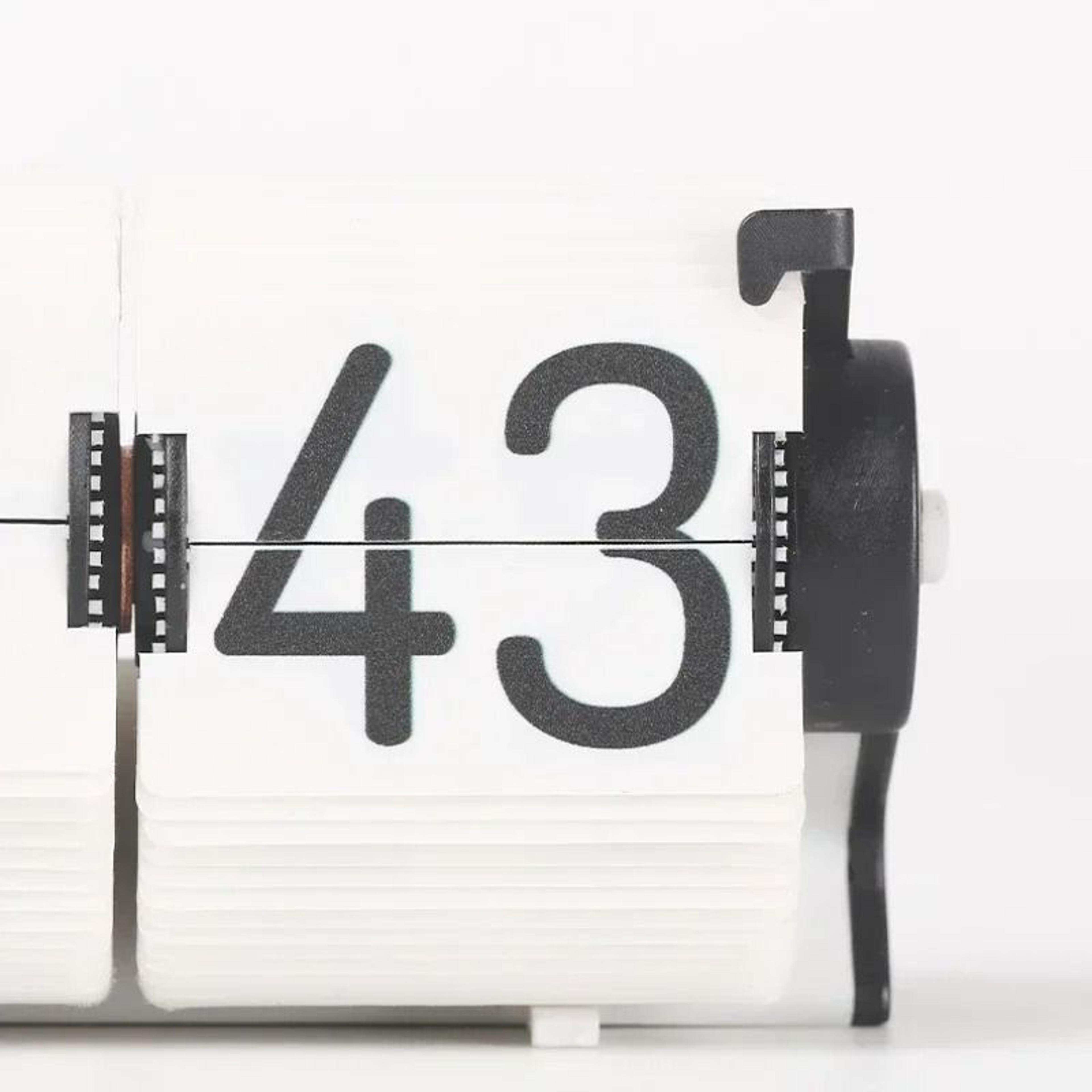 Metal Flip Desk Clock With Bluetooth And Silent Retro Display 5