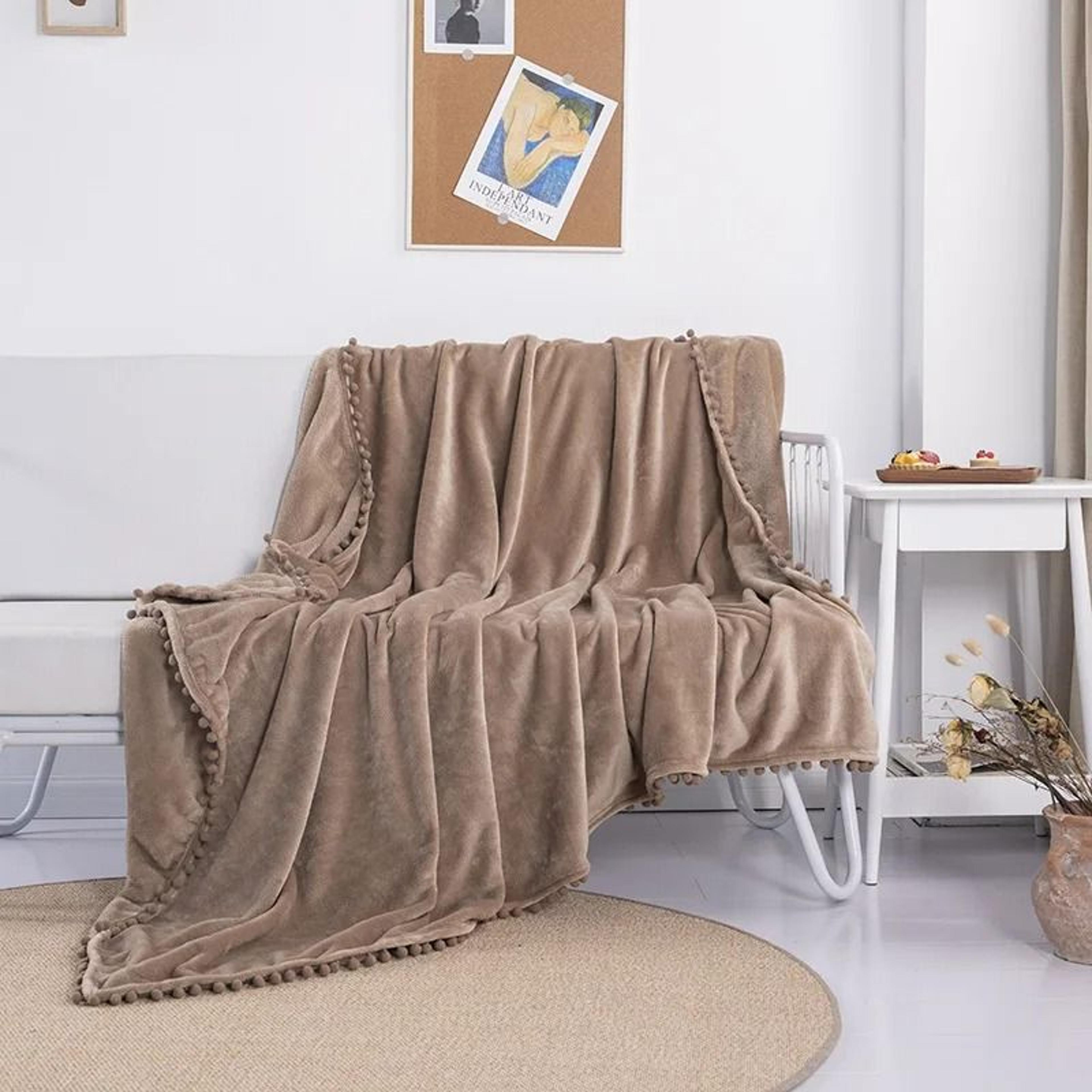 Christmas Green Fleece Throw Blanket With Pom Fringe 9