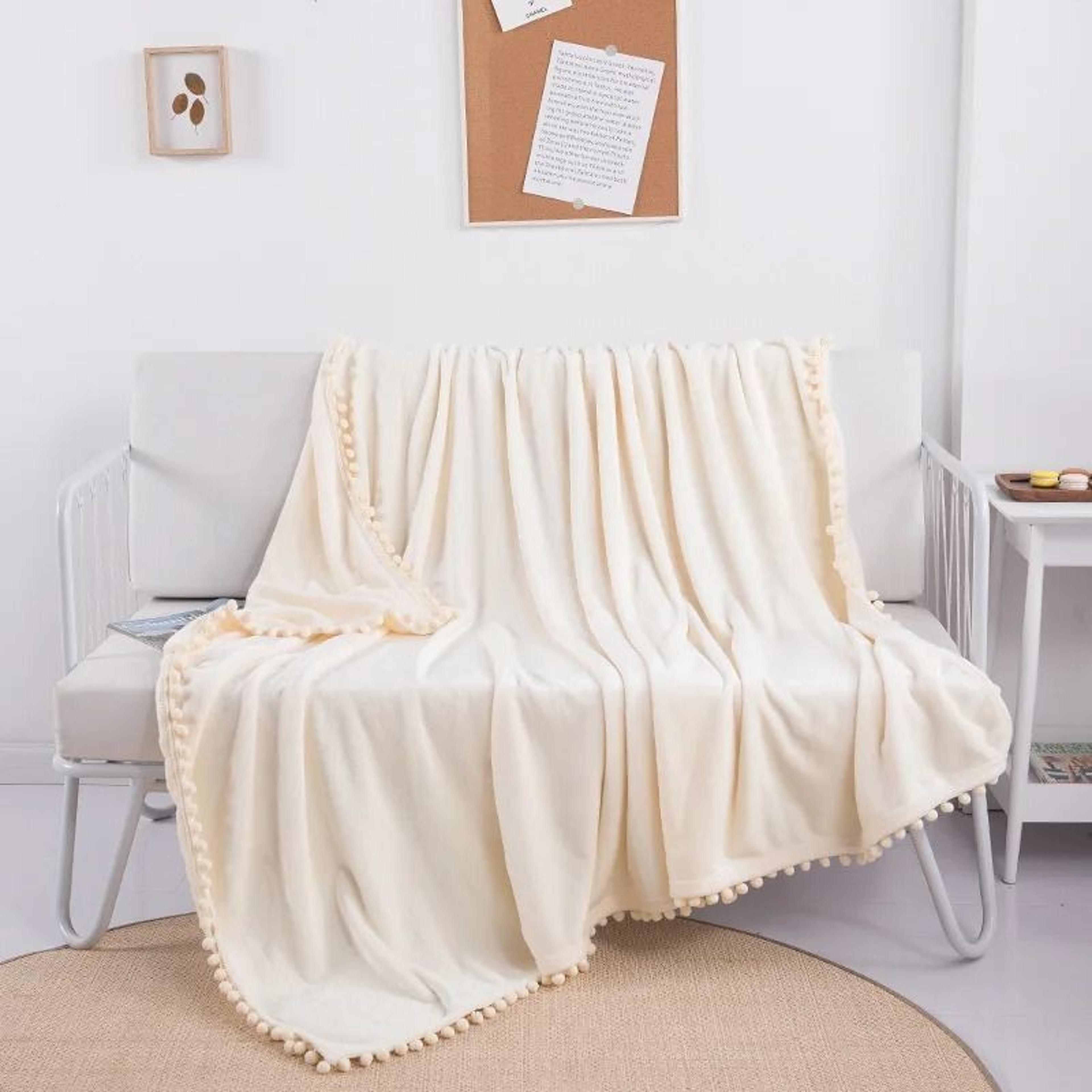 Christmas Green Fleece Throw Blanket With Pom Fringe 5