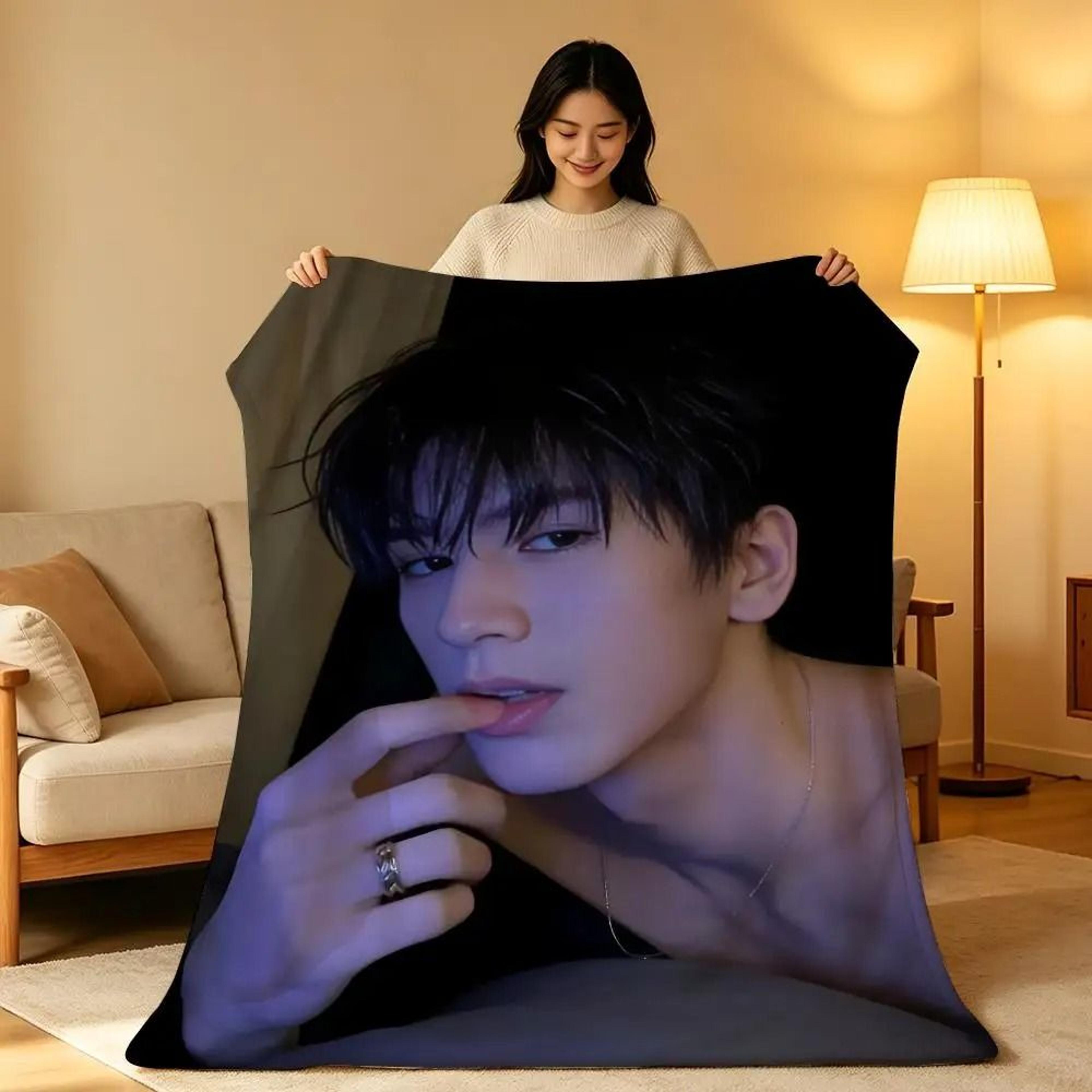 Zhang Linghe Plush Throw Blanket Soft Celebrity Sofa Blanket 1