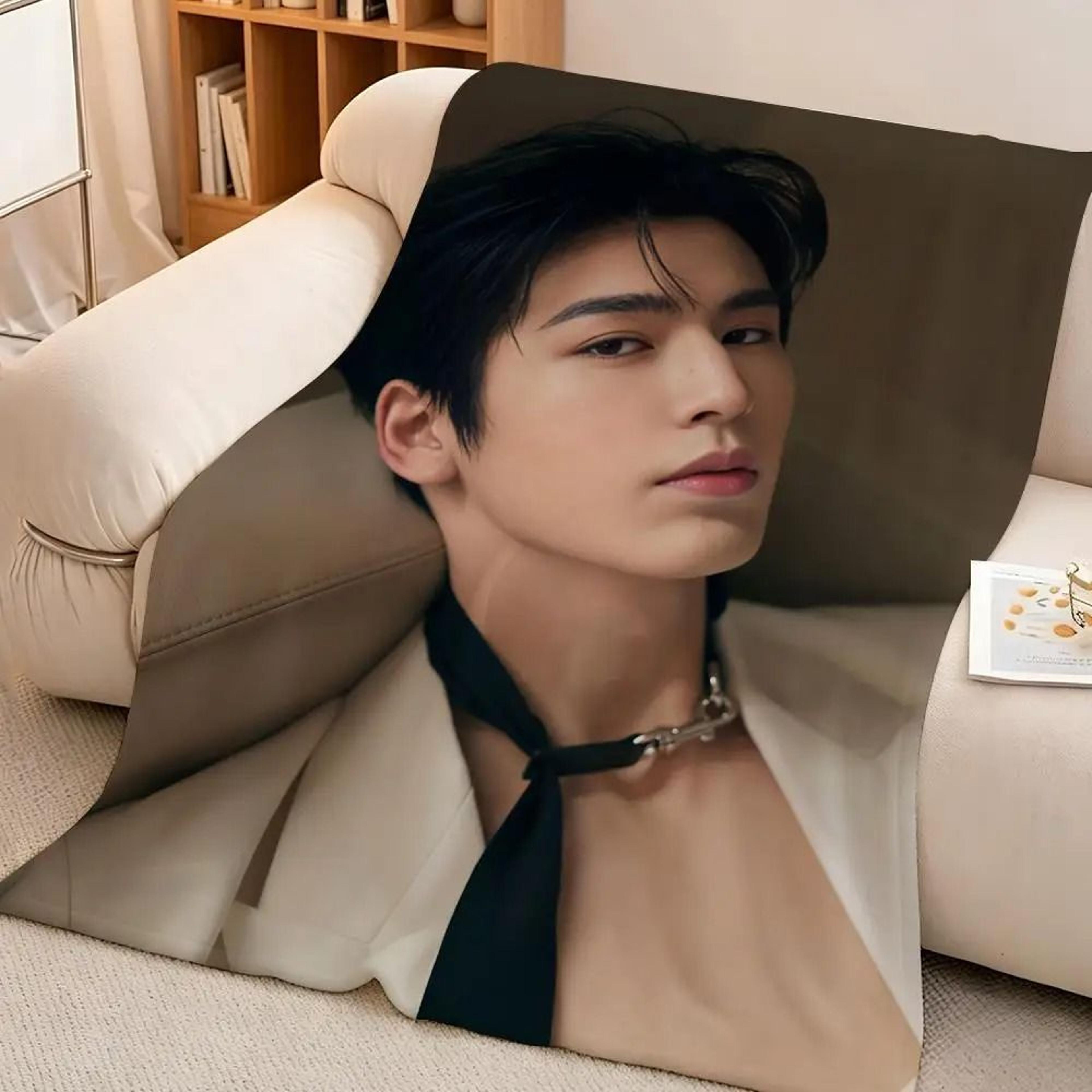 Zhang Linghe Plush Throw Blanket Soft Celebrity Sofa Blanket 25