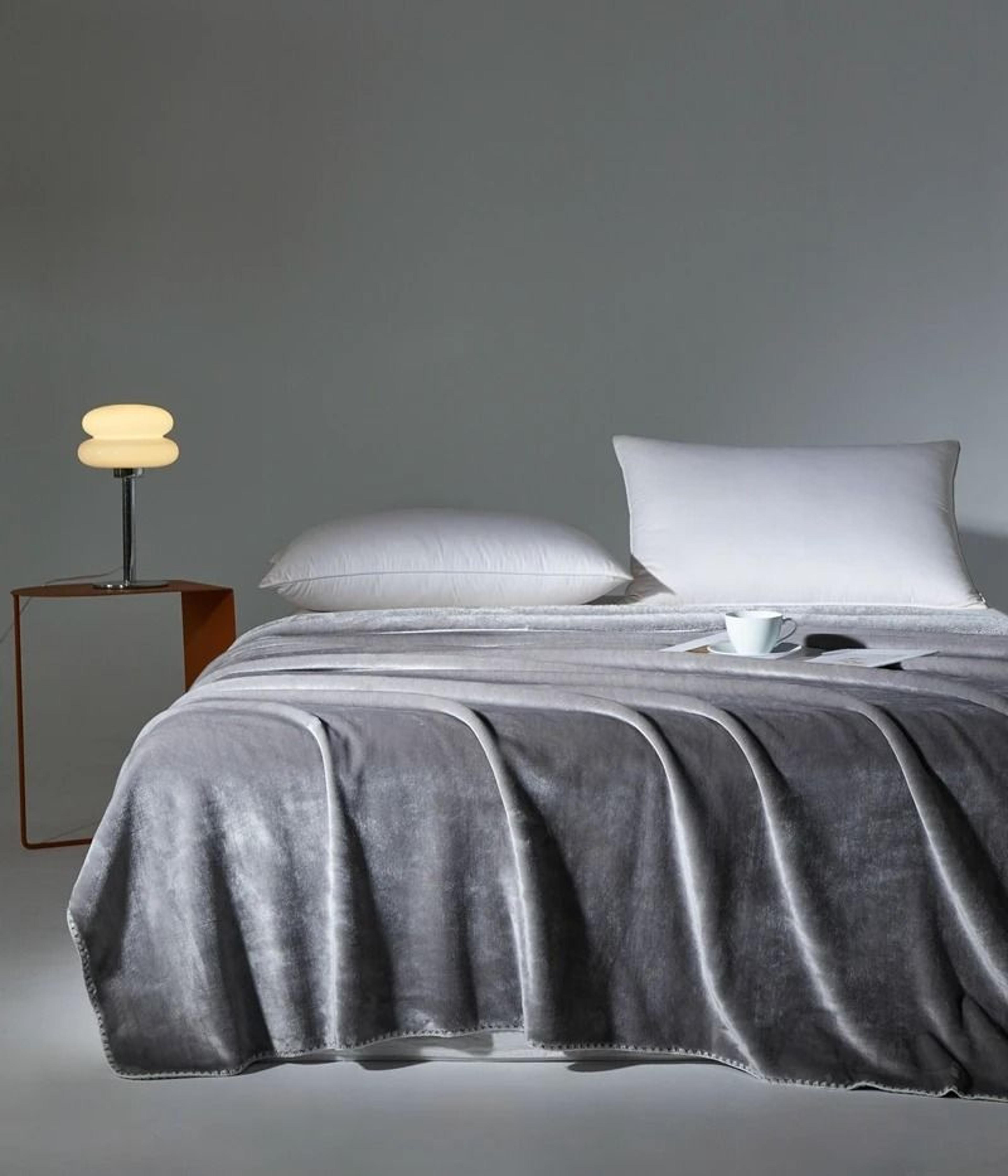 Soft Velvet Throw Blanket Lightweight Travel And Nap Blanket 6