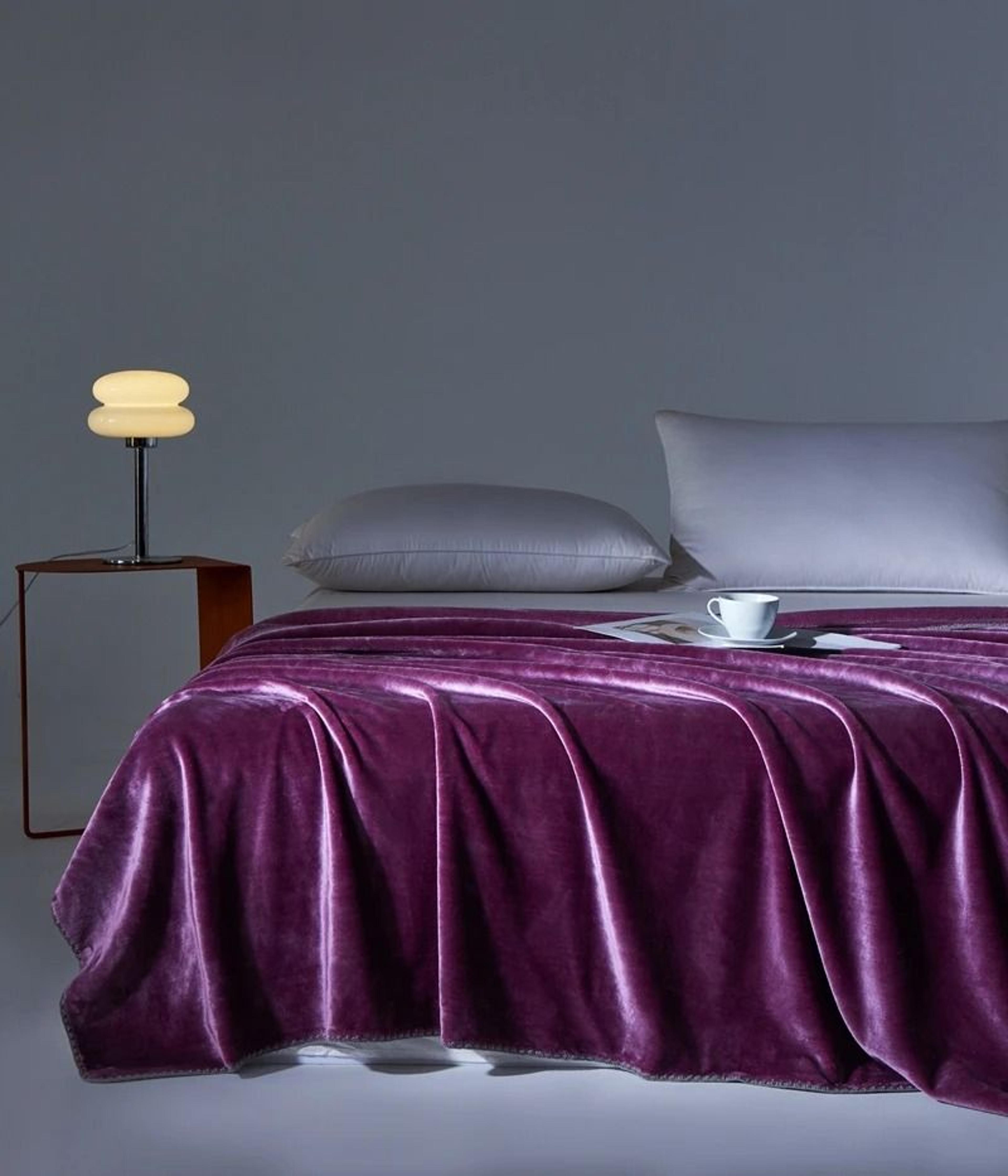 Soft Velvet Throw Blanket Lightweight Travel And Nap Blanket 2