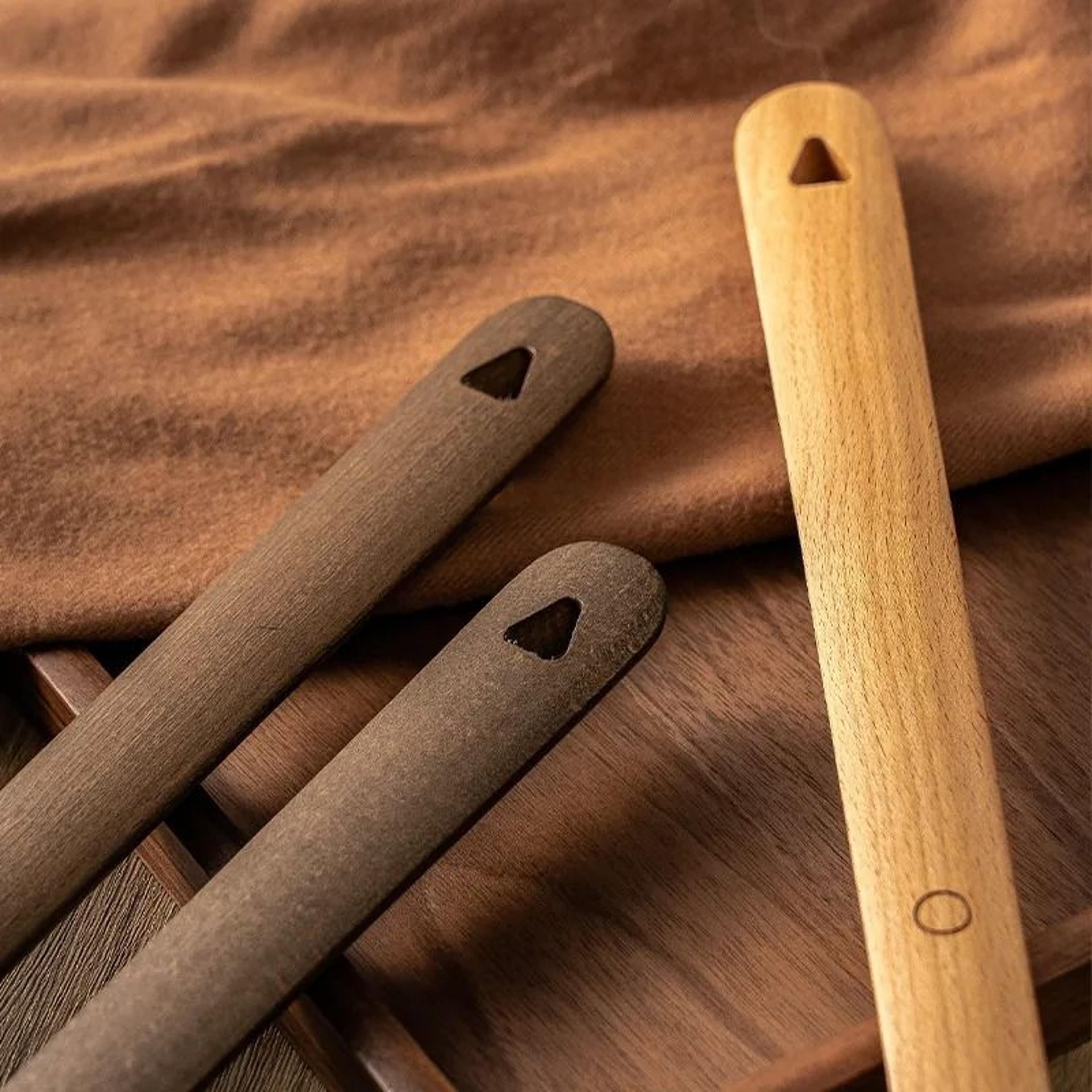 50cm wooden magnetic shoe horn with long handle and wall base