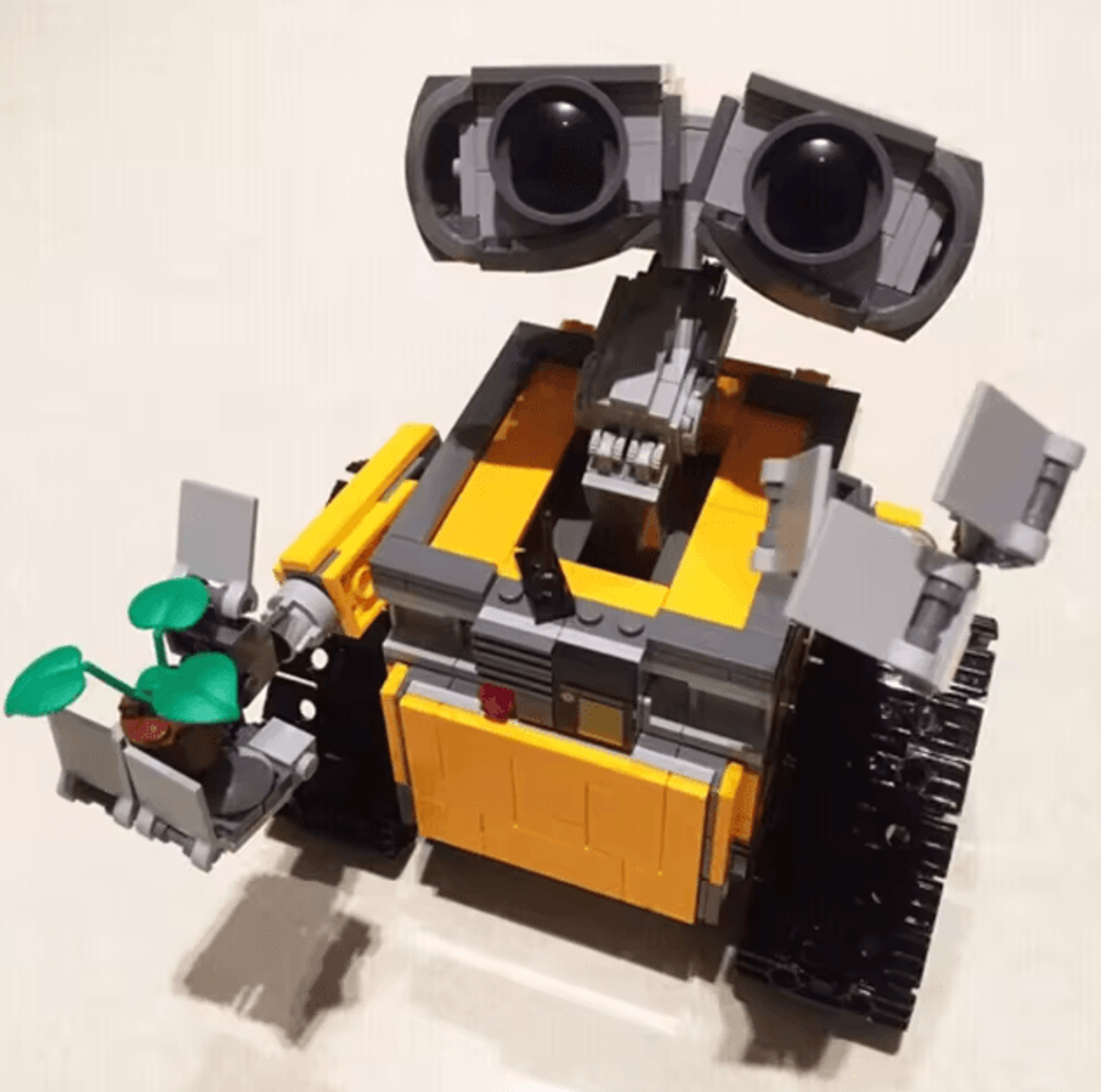 WallE Robot Building Block Set  687PCS DIY Assembly STEM Model Toy 1