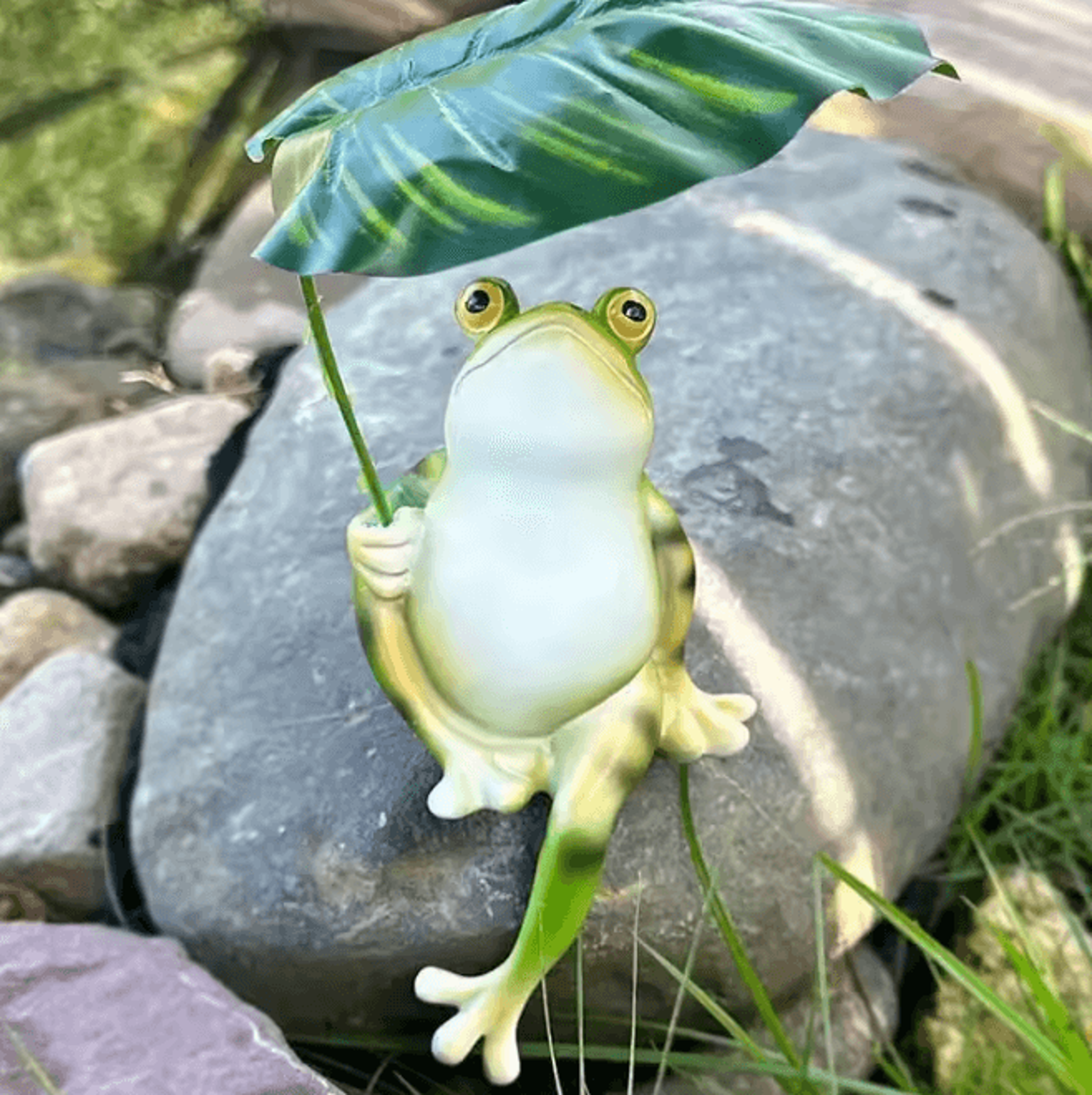 Cute Resin Frog Garden Statue Holding Leaf Umbrella 2