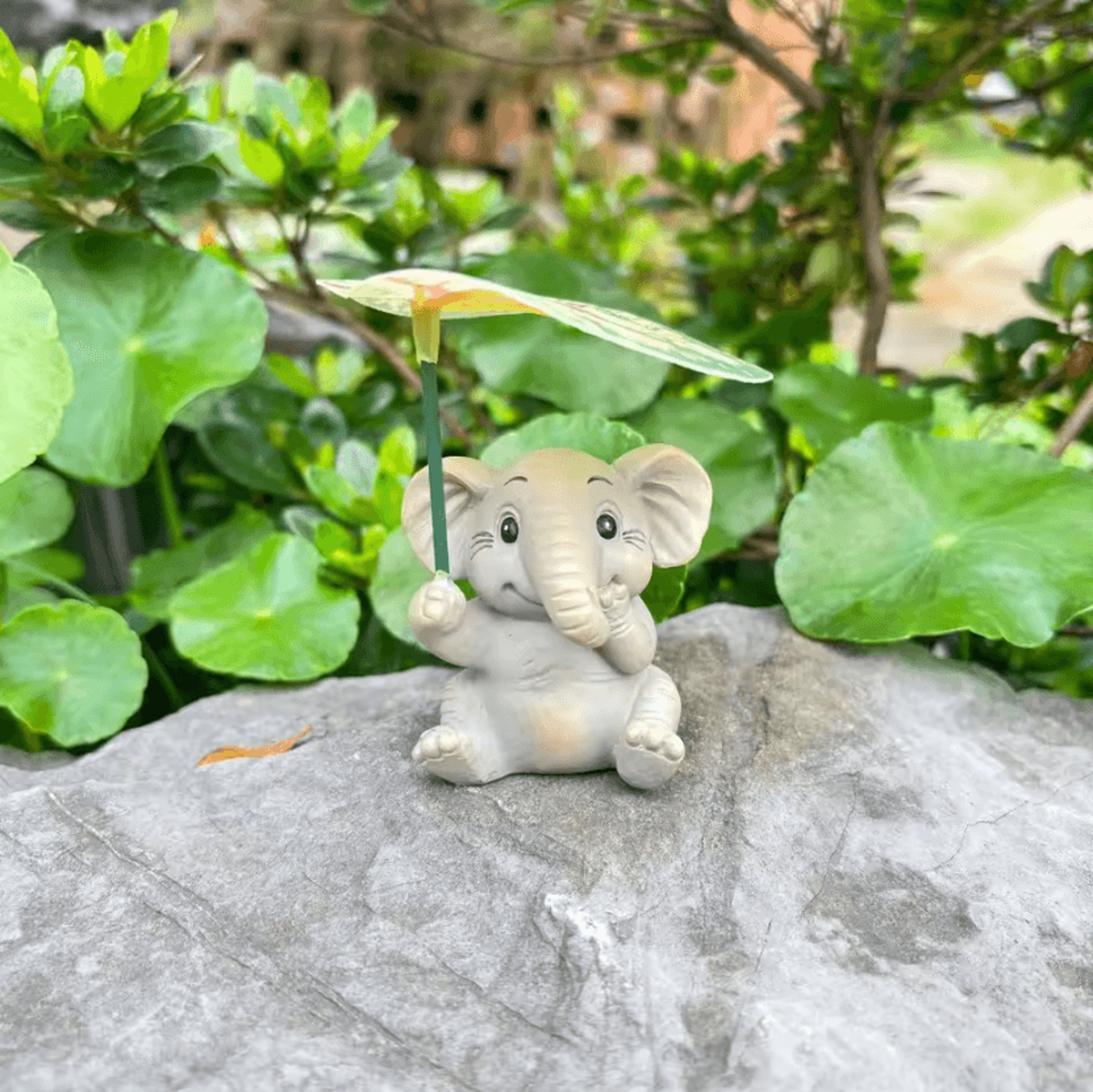Cute Resin Animal Garden Statue With Leaf Umbrella For Outdoor Yard Decor 1