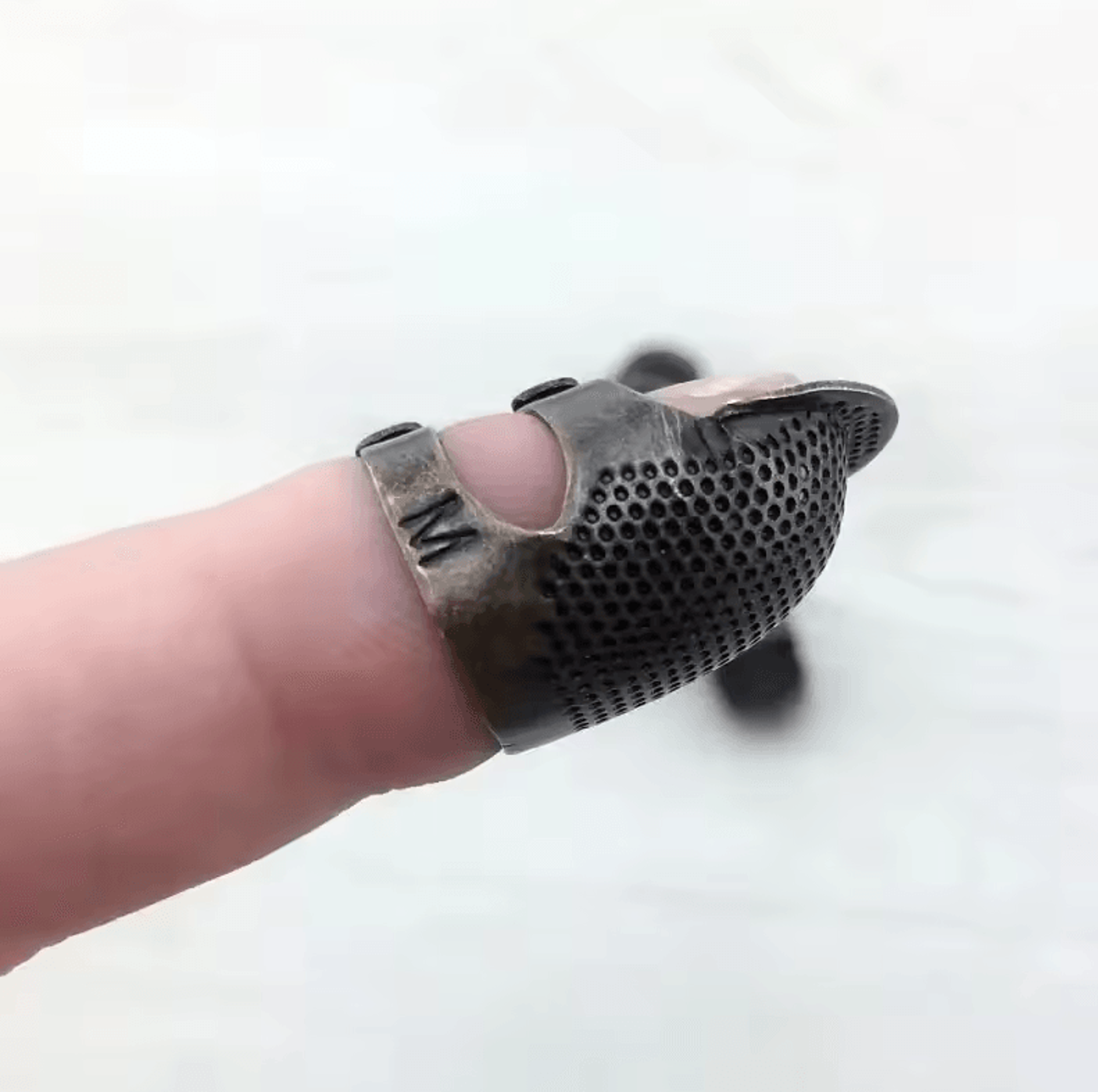 Adjustable Vintage Sewing Thimble  Handmade NonSlip Embroidery Finger Holder 3