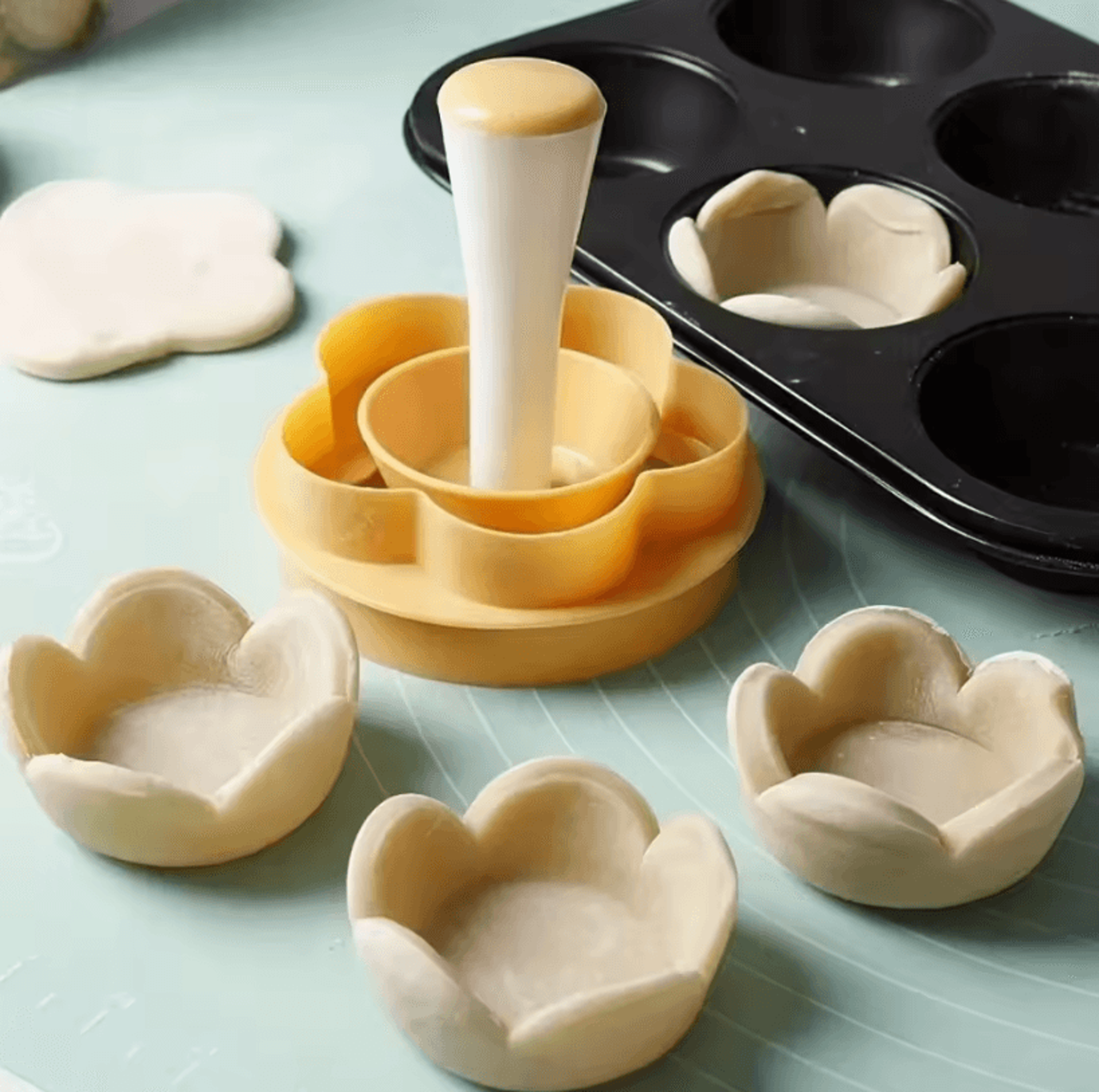 creative creative cake mold set pastry dough tamper with flower shaped cutter for baking cakes, biscuits and pies
