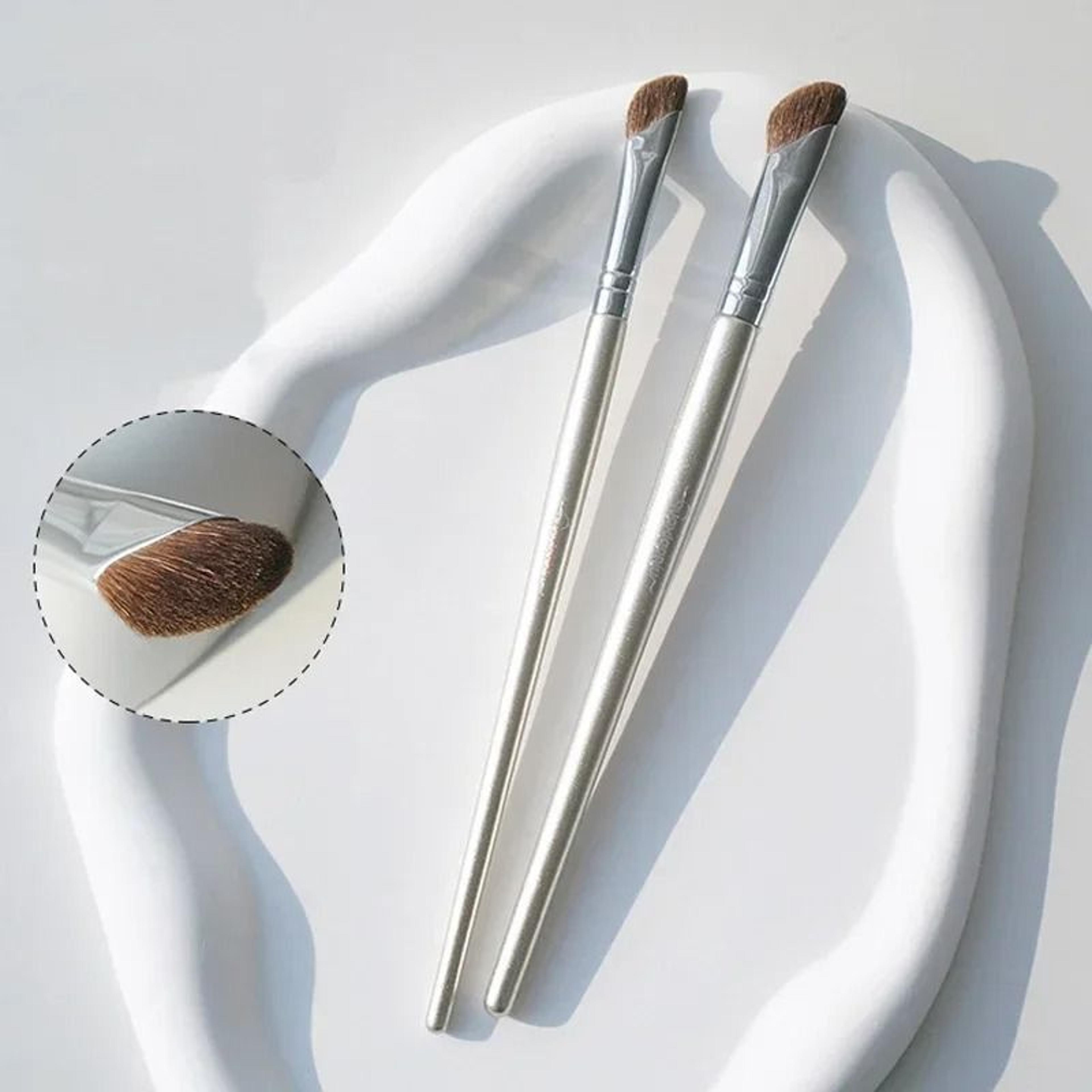 angled nose contour and flat nose shadow sculpting makeup brush