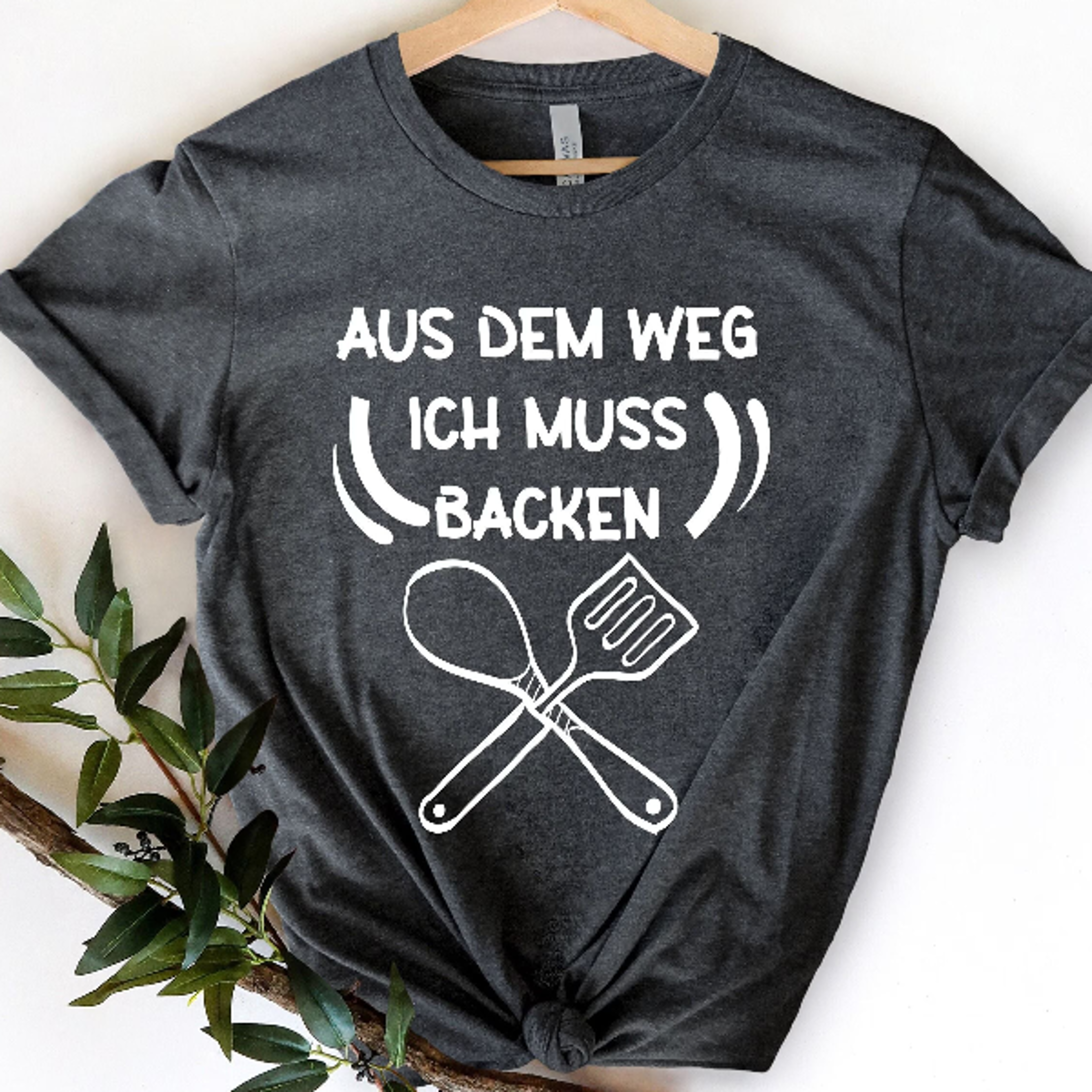aus dem weg ich muss backen shirt, metzger-shirt, geschenke backen, kulinarisches schulhemd, kulinarisches lehrer-gesche