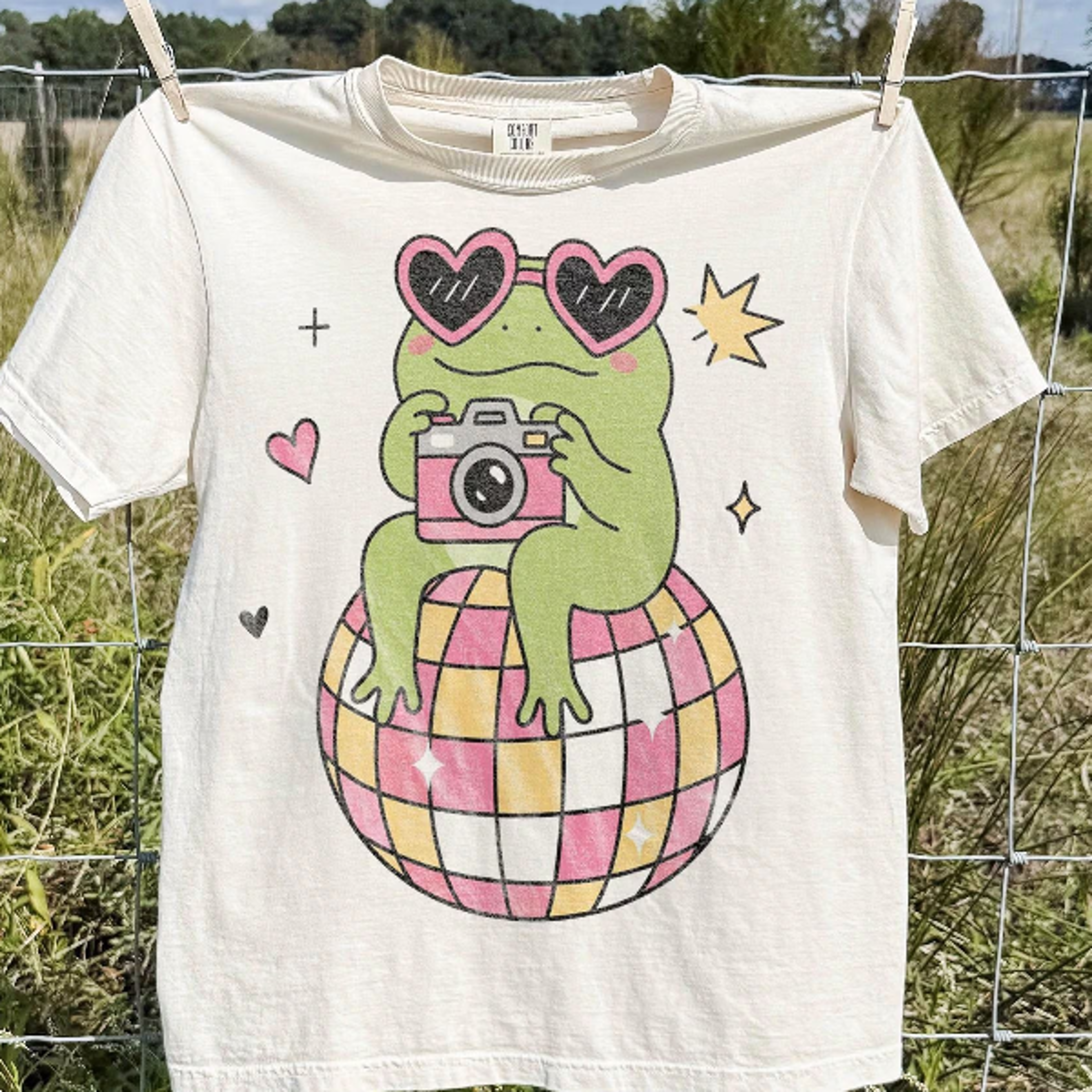 retro frog camera graphic tee, kawaii teacher photography lover shirt, cute vintage aesthetic