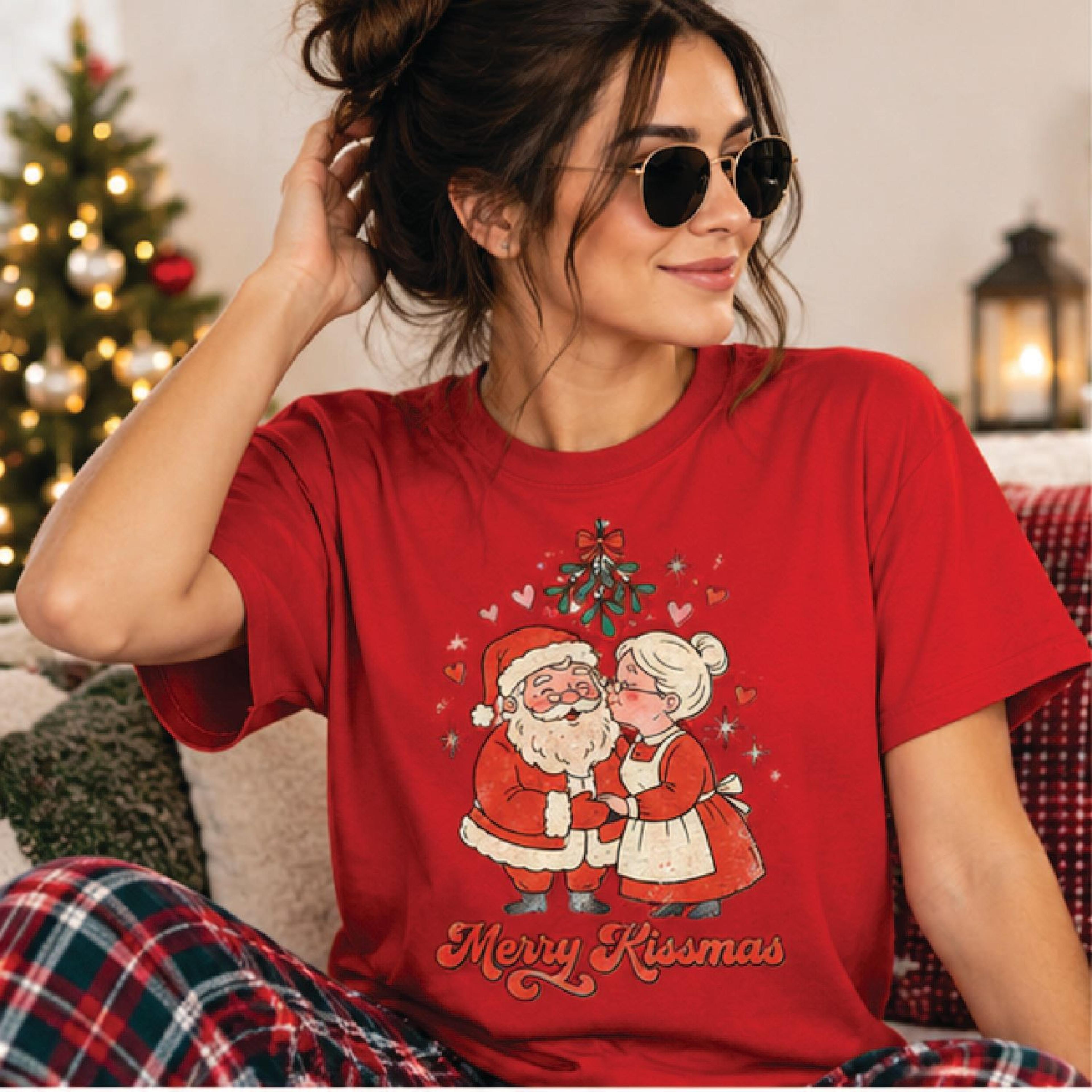 Merry Kissmas Christmas Sweatshirt Vintage Santa And Mrs Claus Kissing Cute Mistletoe Holiday Sweat 1