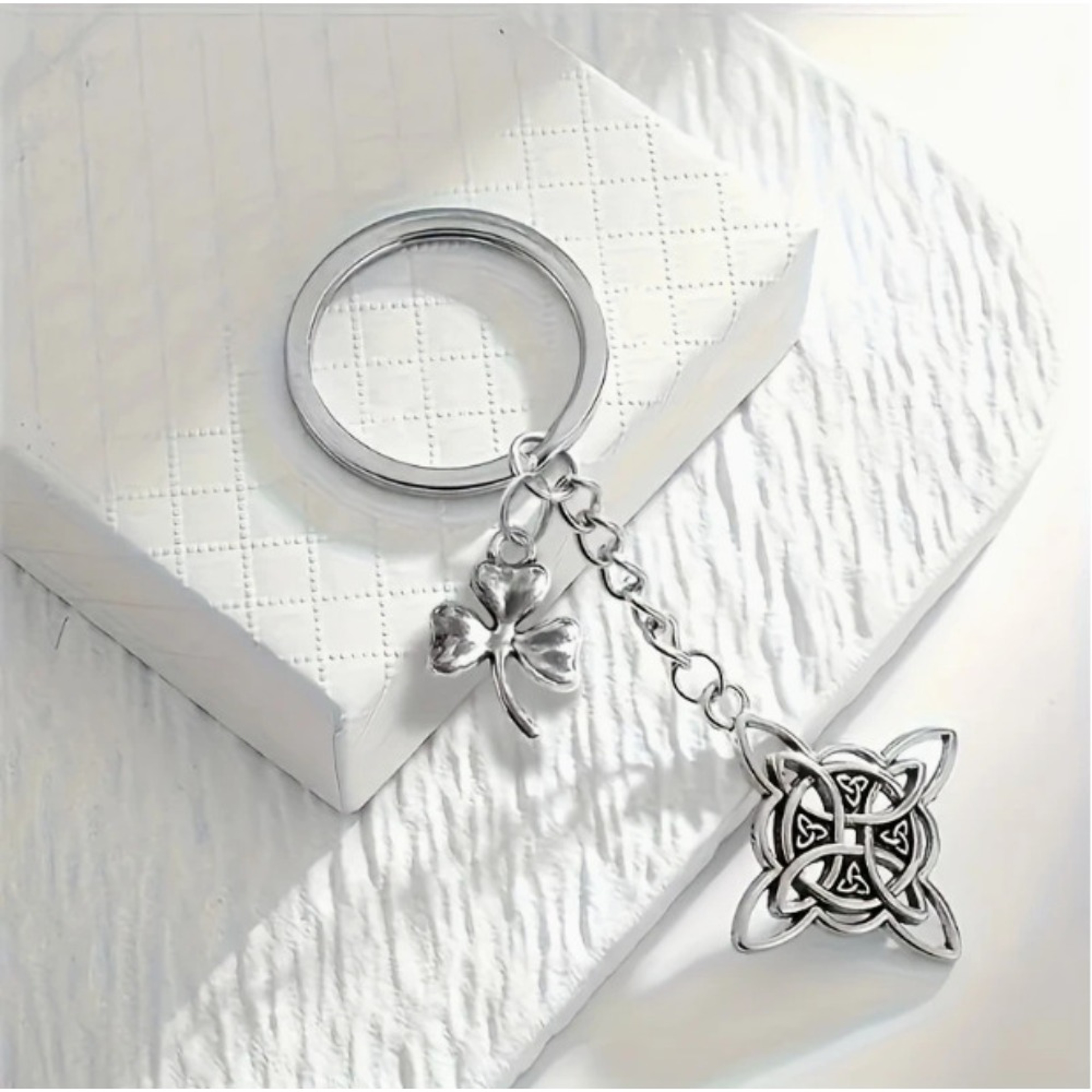 Clover Witch Knot Keychain Celtic Trinity Knot Keyring – view 4