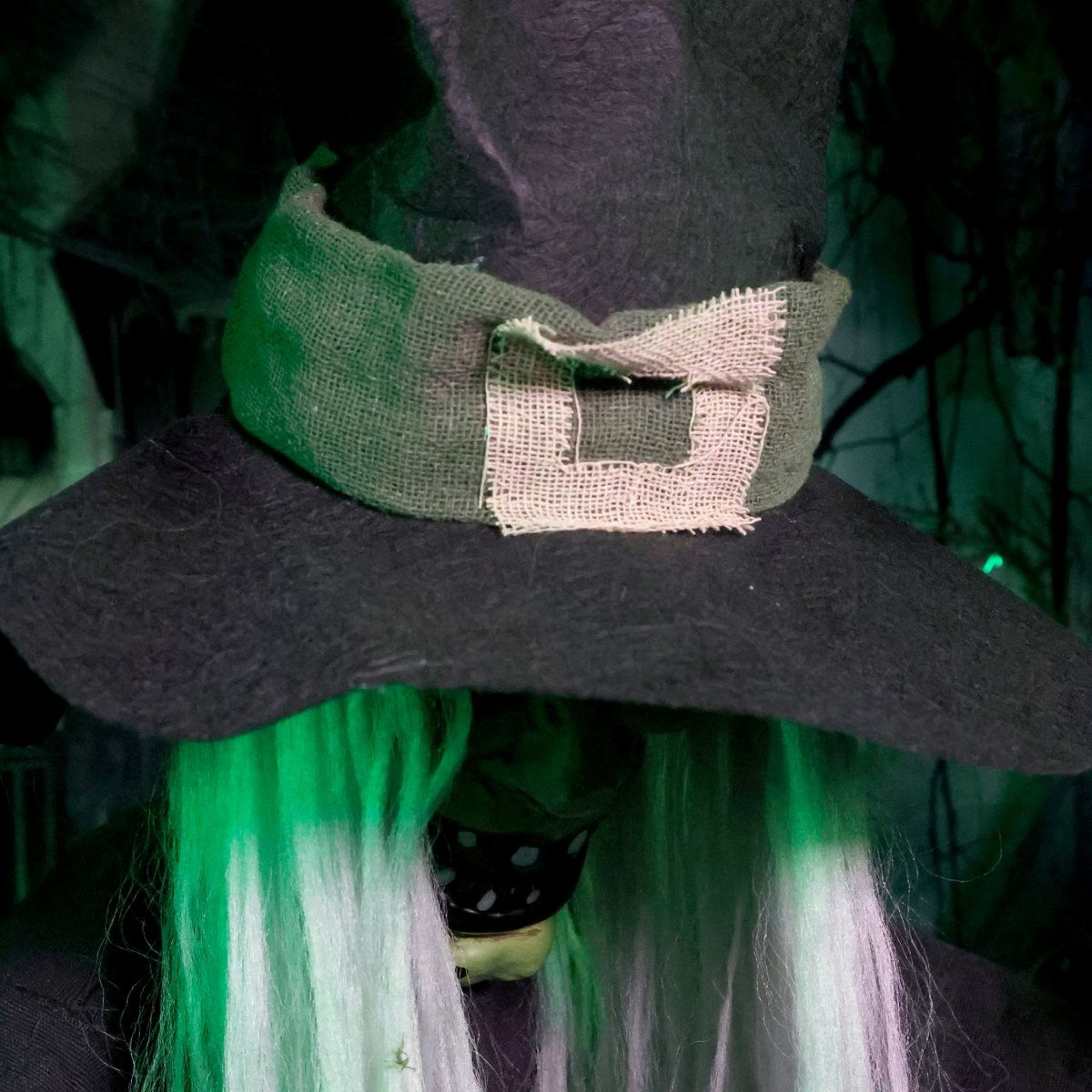 Sitting Witch Halloween Animatronic With Jerking Head And Red LED Lights 4