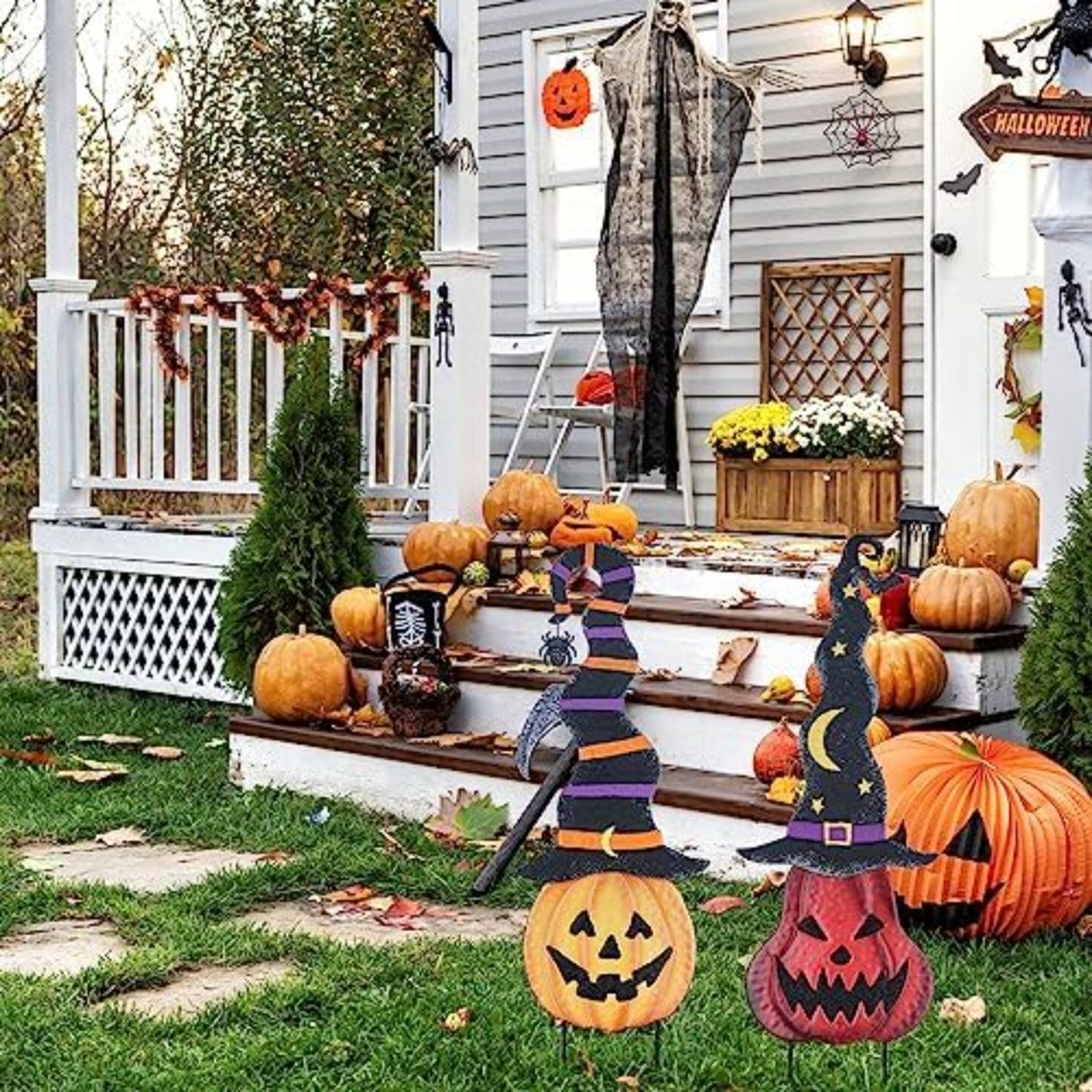 Halloween Metal Pumpkin Garden Stakes With Witch Hats 1