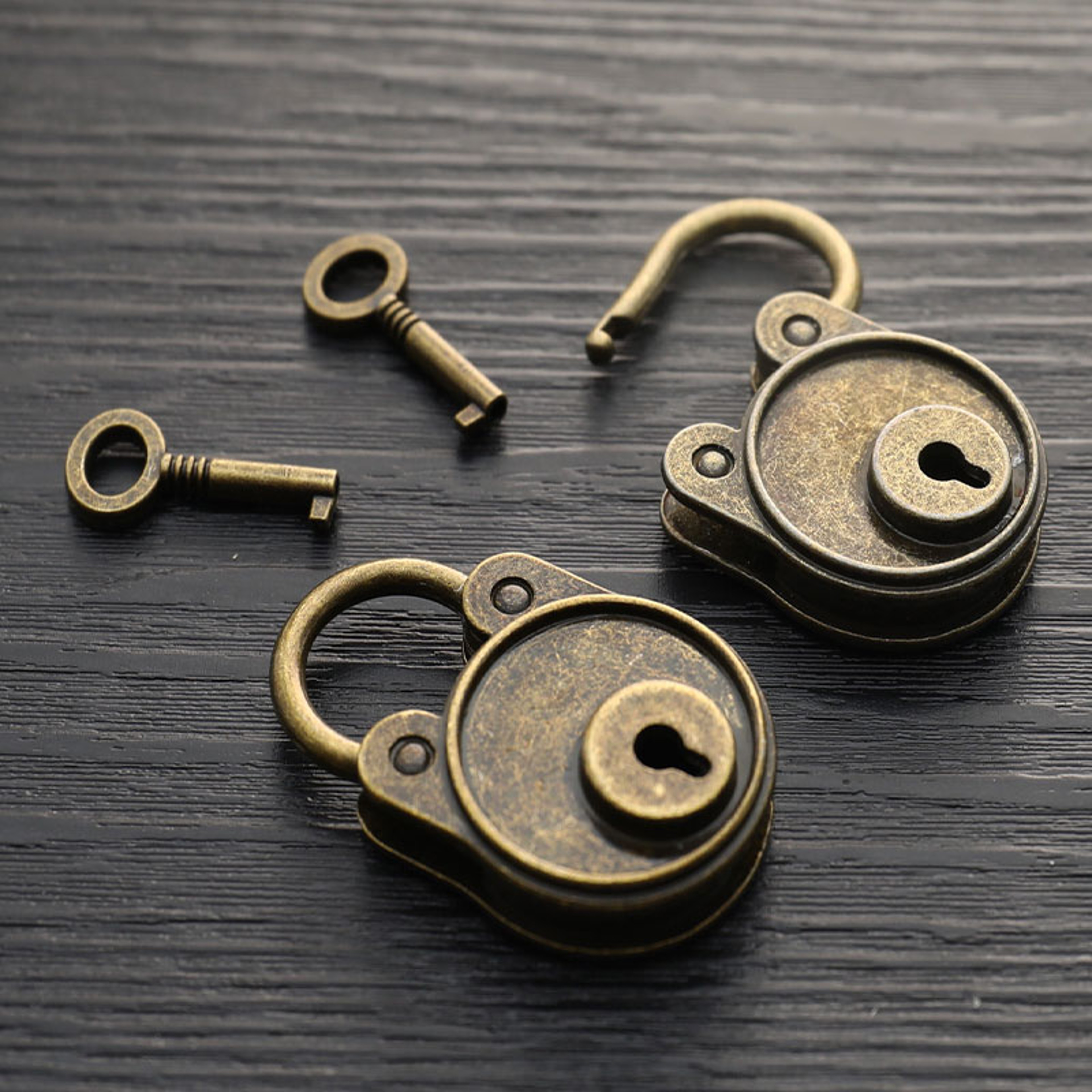 Vintage Chinese Padlock with Key for Luggage, Notebooks and Bags – view 3