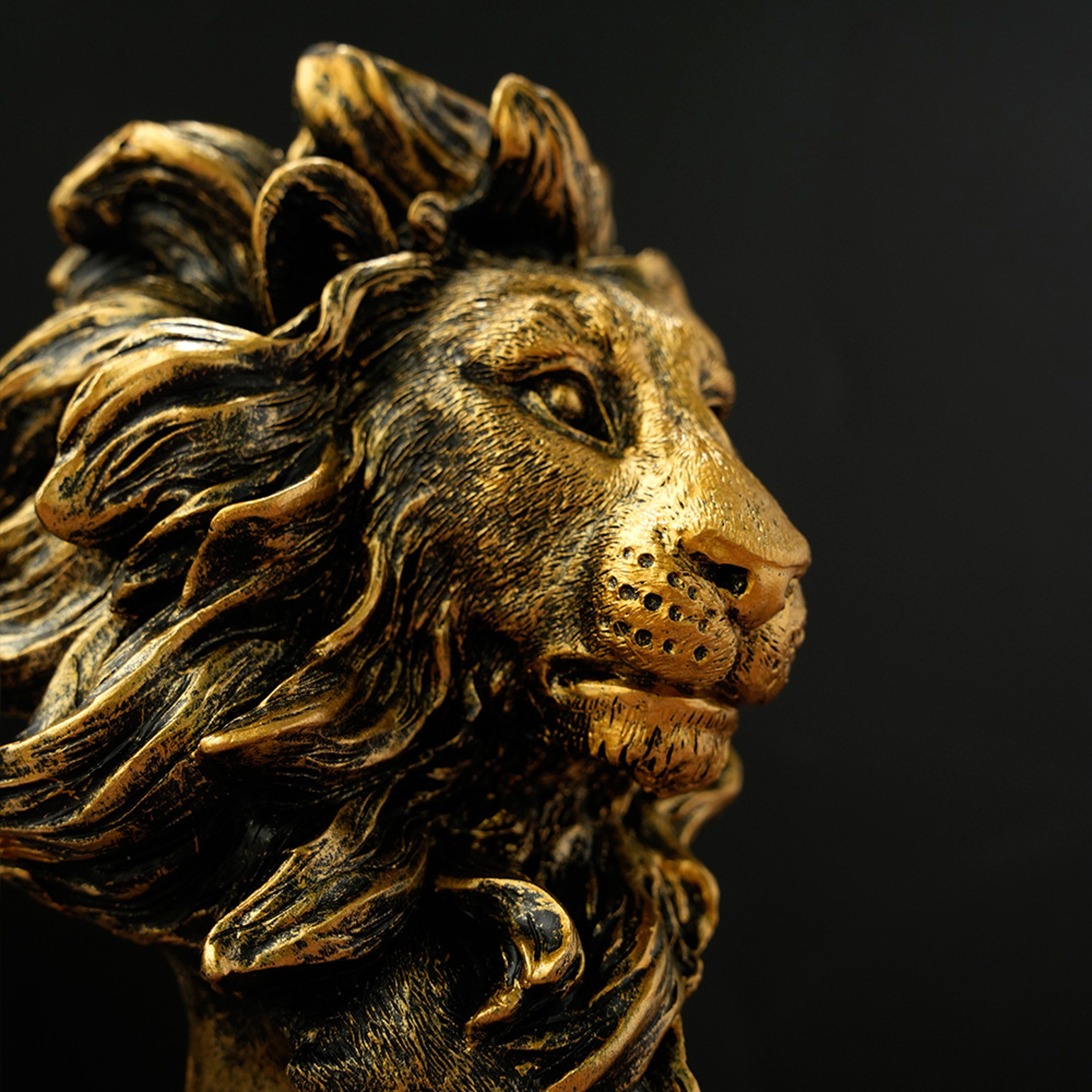 Majestic Lion Statue Resin Decor Powerful Animal Sculpture for Home Office Display – view 2