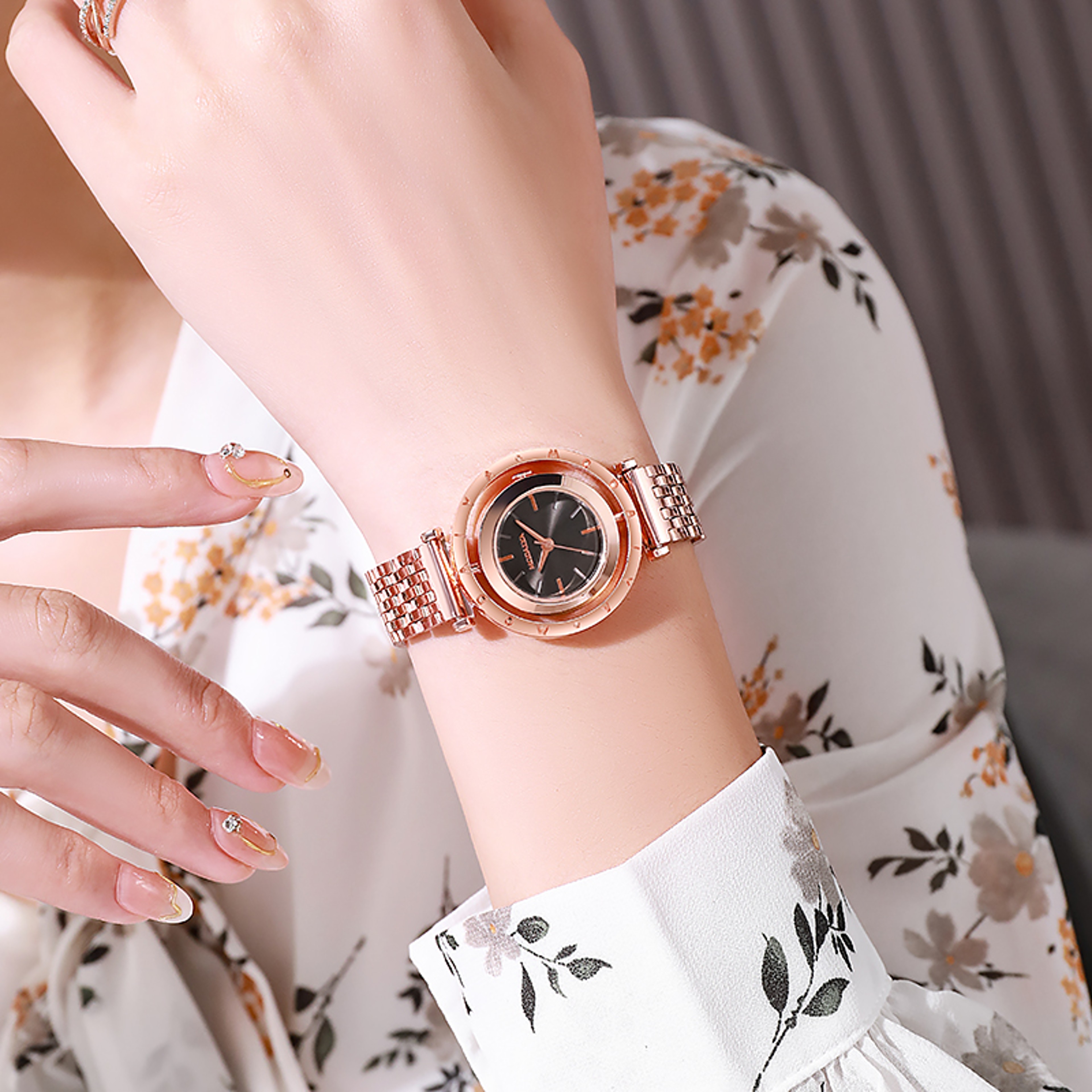 Women's Minimalist Quartz Watch with Round Dial and Bracelet Clasp – view 8