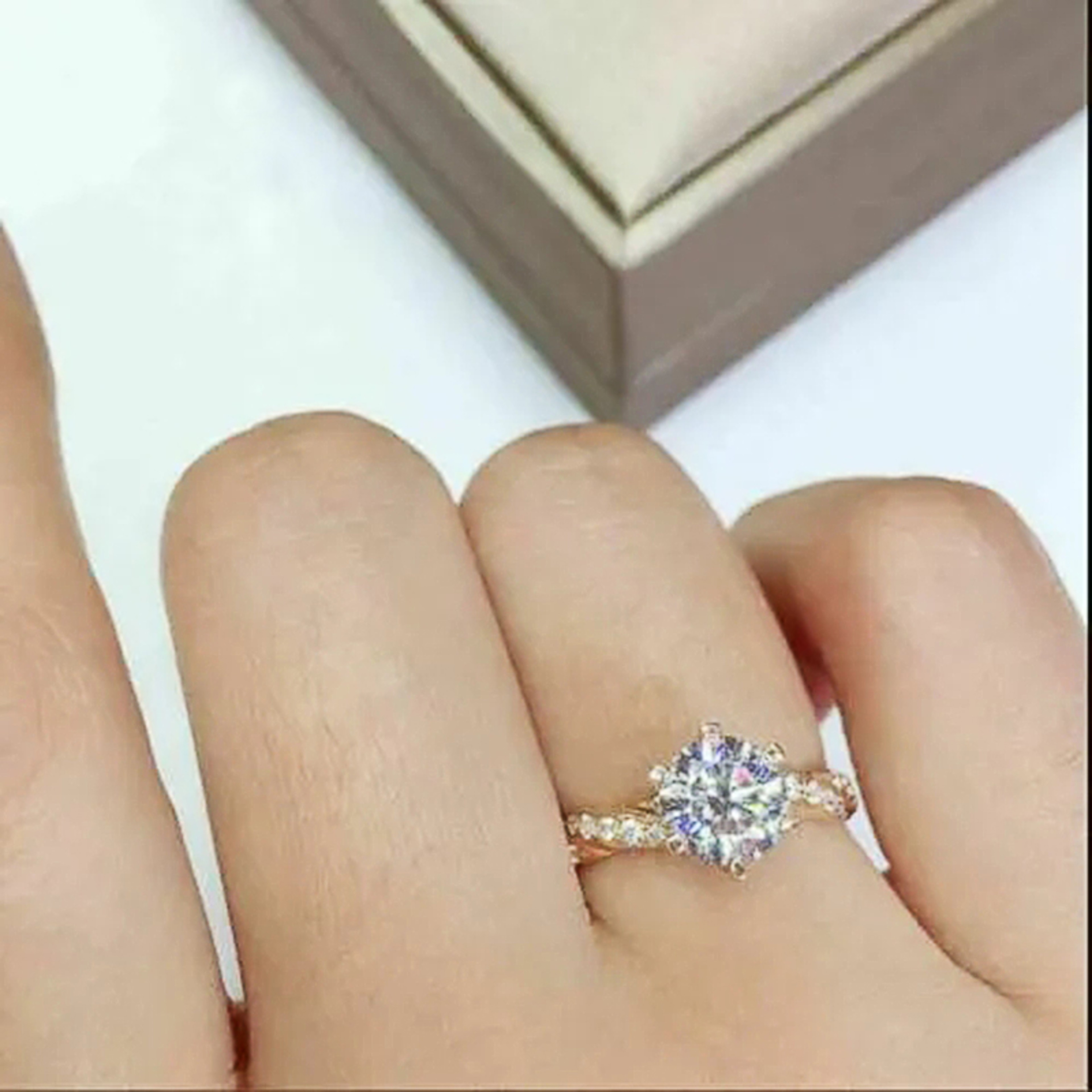 Huitan Cubic Zirconia Ring For Women Luxury Gold Engagement Ring With Classic Claw Setting 1