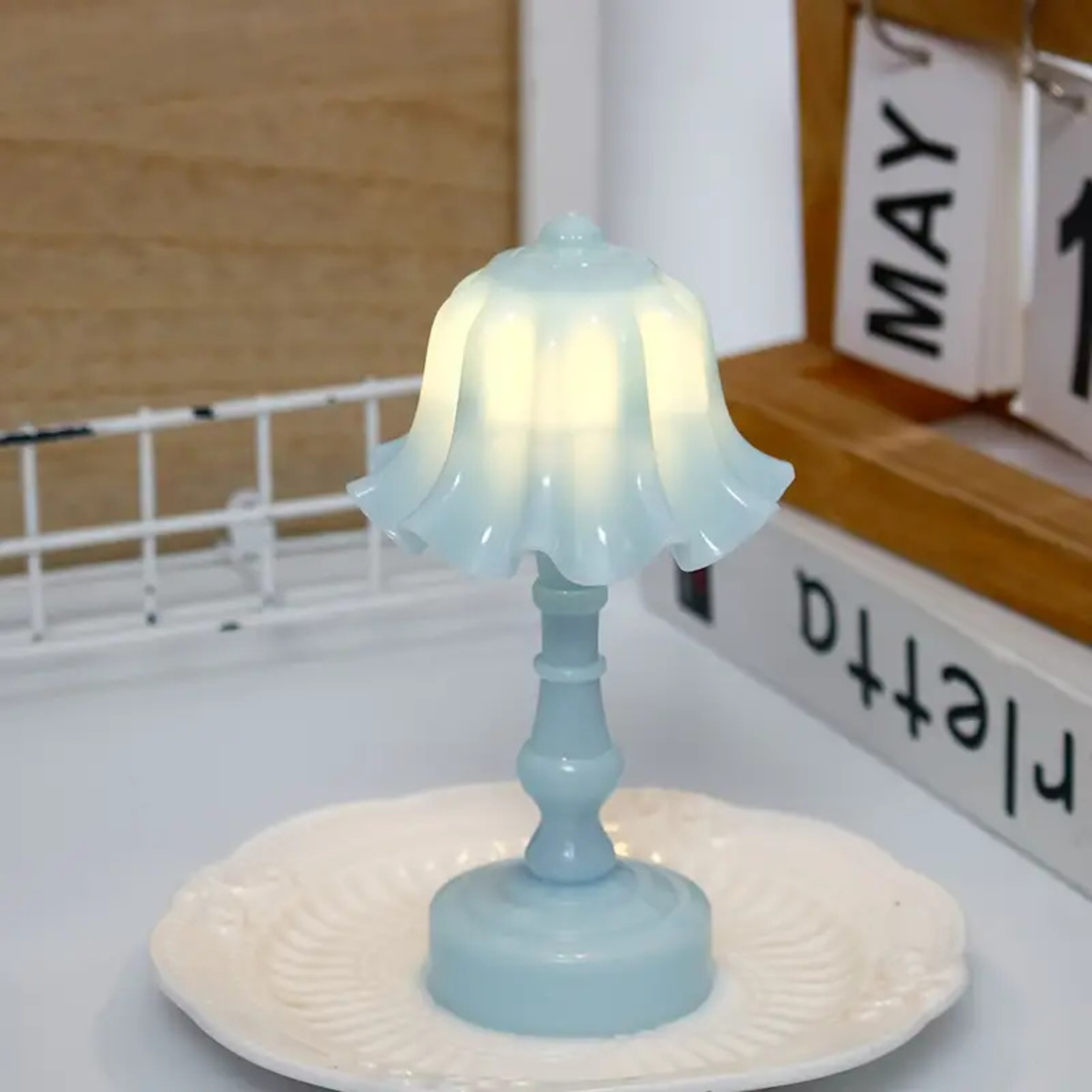 Pleated Shell Flower LED Table Lamp Battery Powered Modern Night Light For Bedroom Desk Dining Room 5