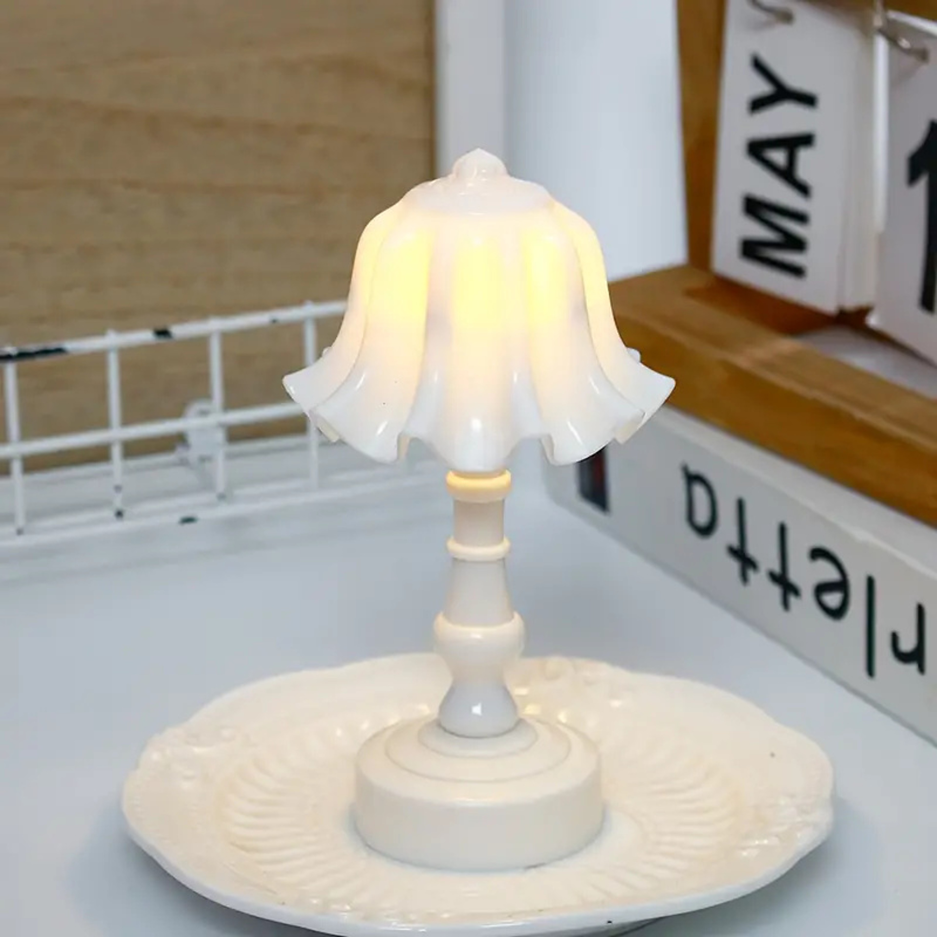 Pleated Shell Flower LED Table Lamp Battery Powered Modern Night Light For Bedroom Desk Dining Room 6