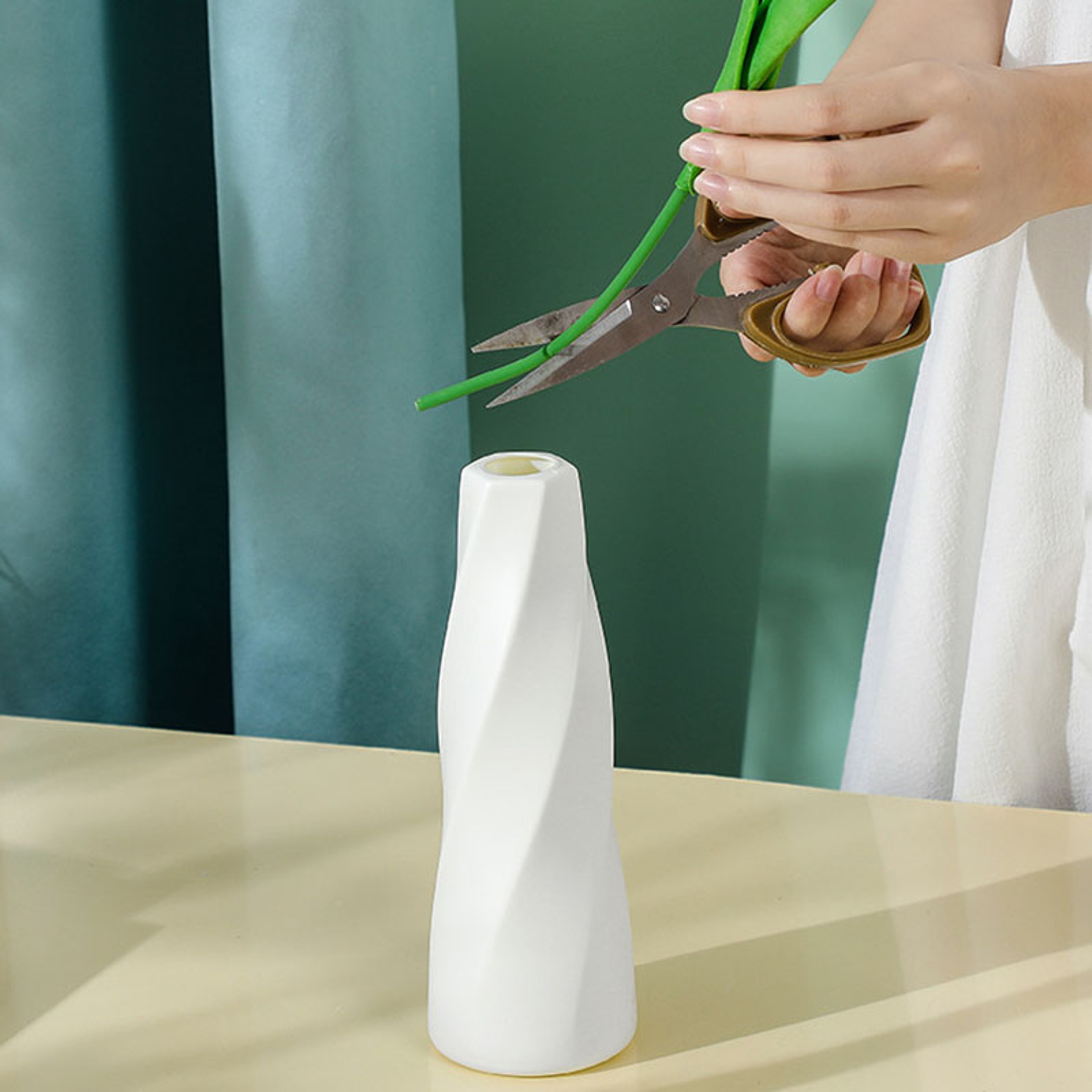 Elegant Ceramic Flower Vase For Modern Home Decor And Dried Flower Arrangements 2