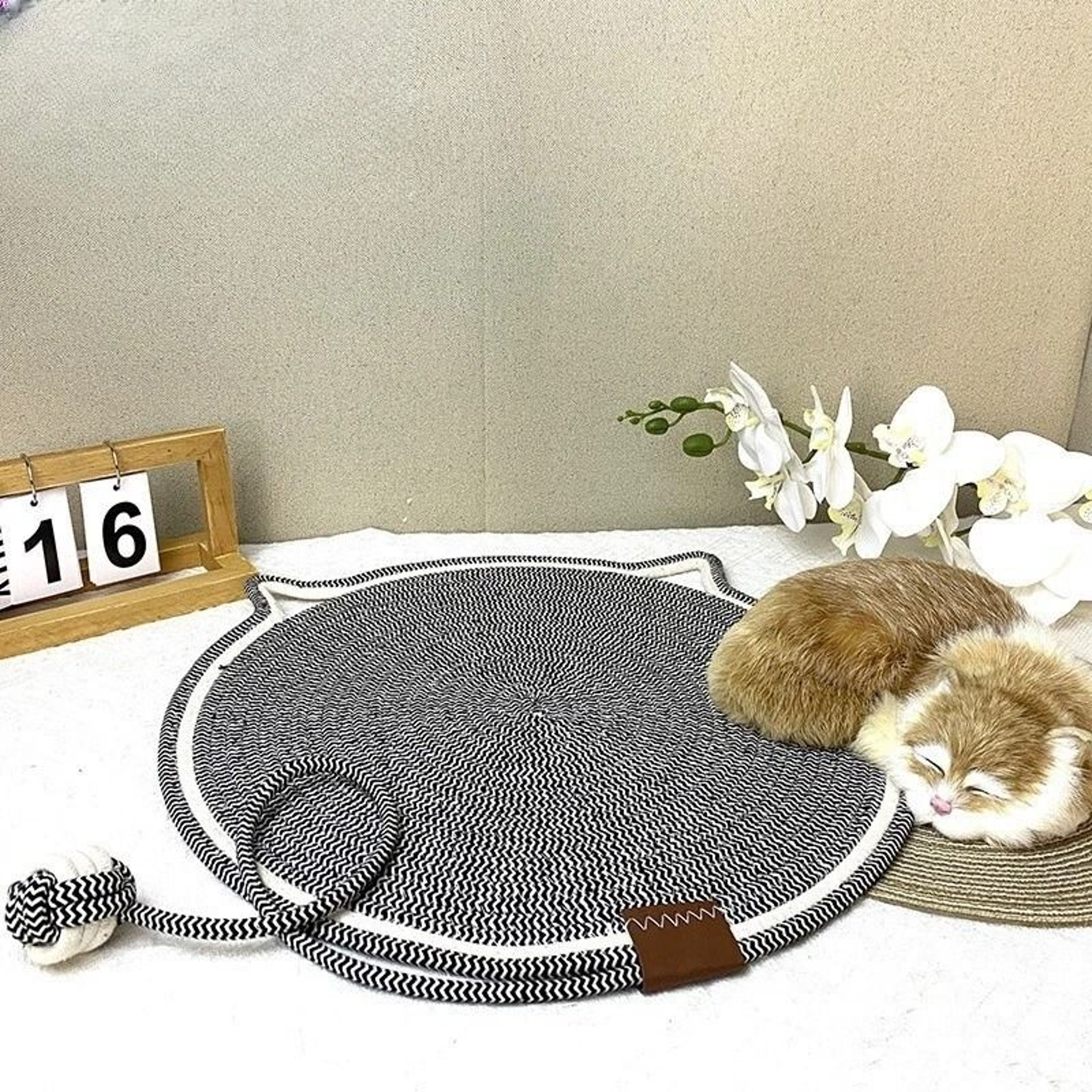 Cat Scratching Post Pad Mat With Ball Toy Round NonSlip Circular Scratcher For Cats 0
