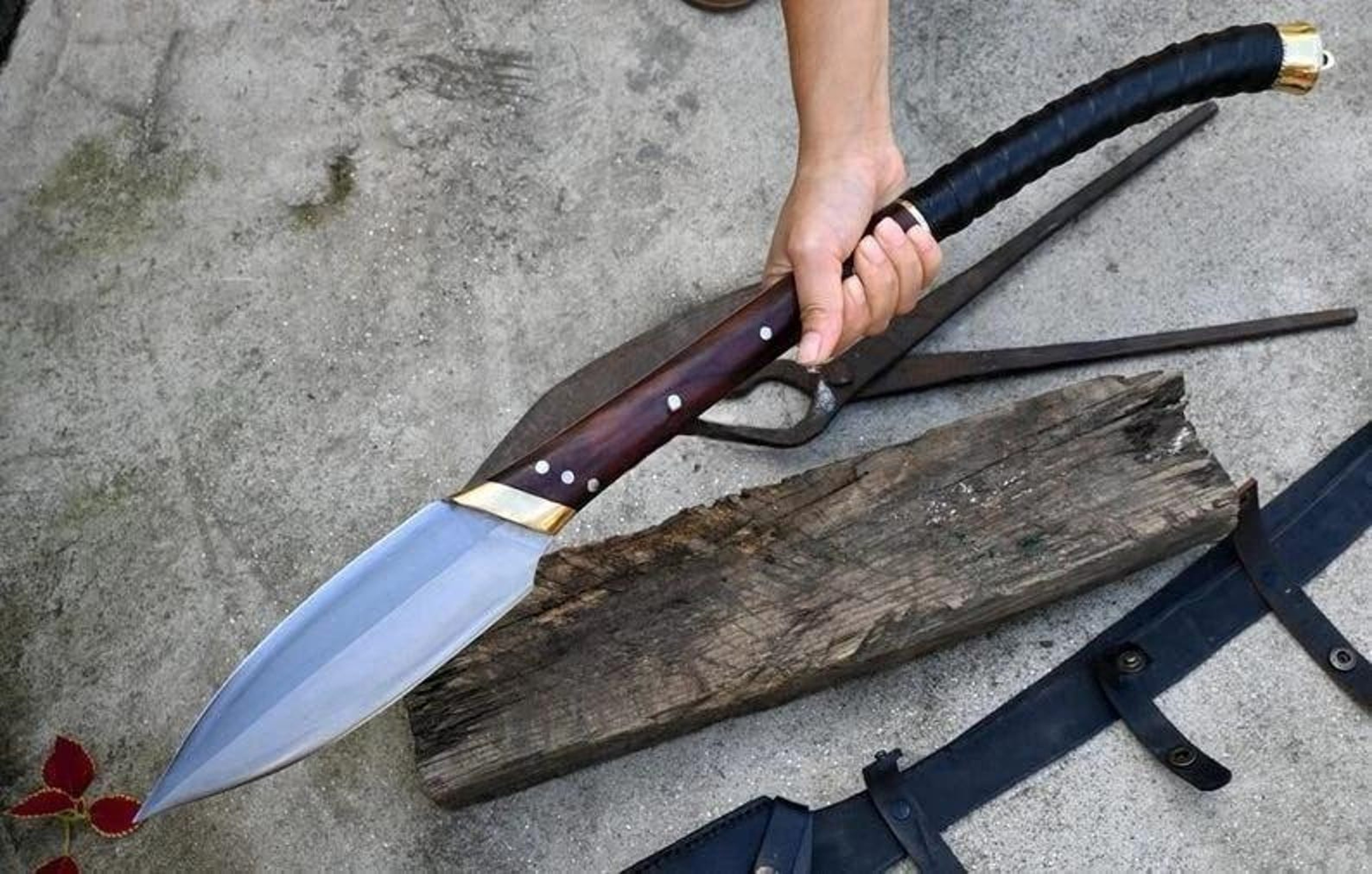 Handcrafted High Carbon Steel Hunting Spear With Rosewood Shaft LeatherWrapped Grip  Sheath For Col 0