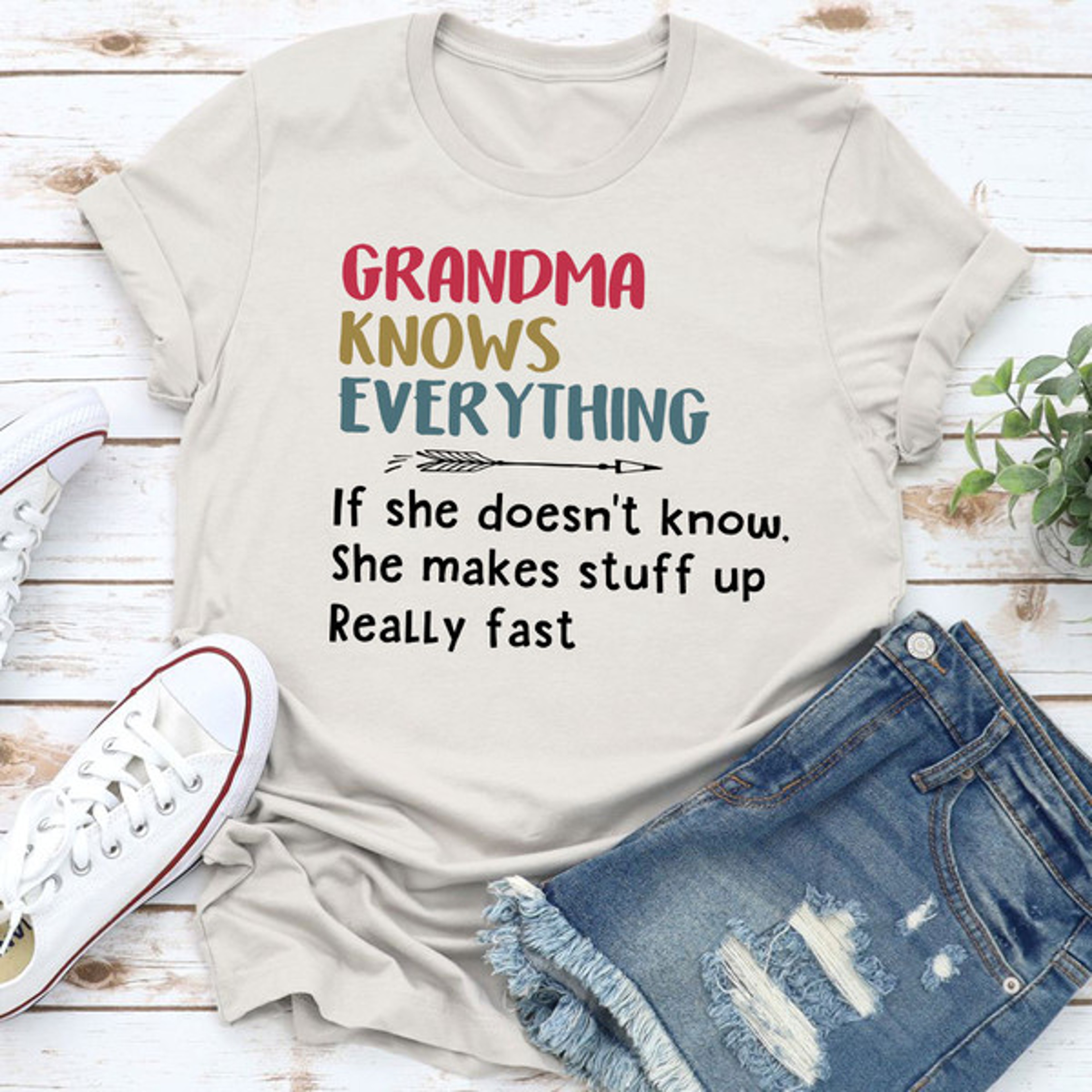 Grandma Knows Everything T-Shirt – view 4