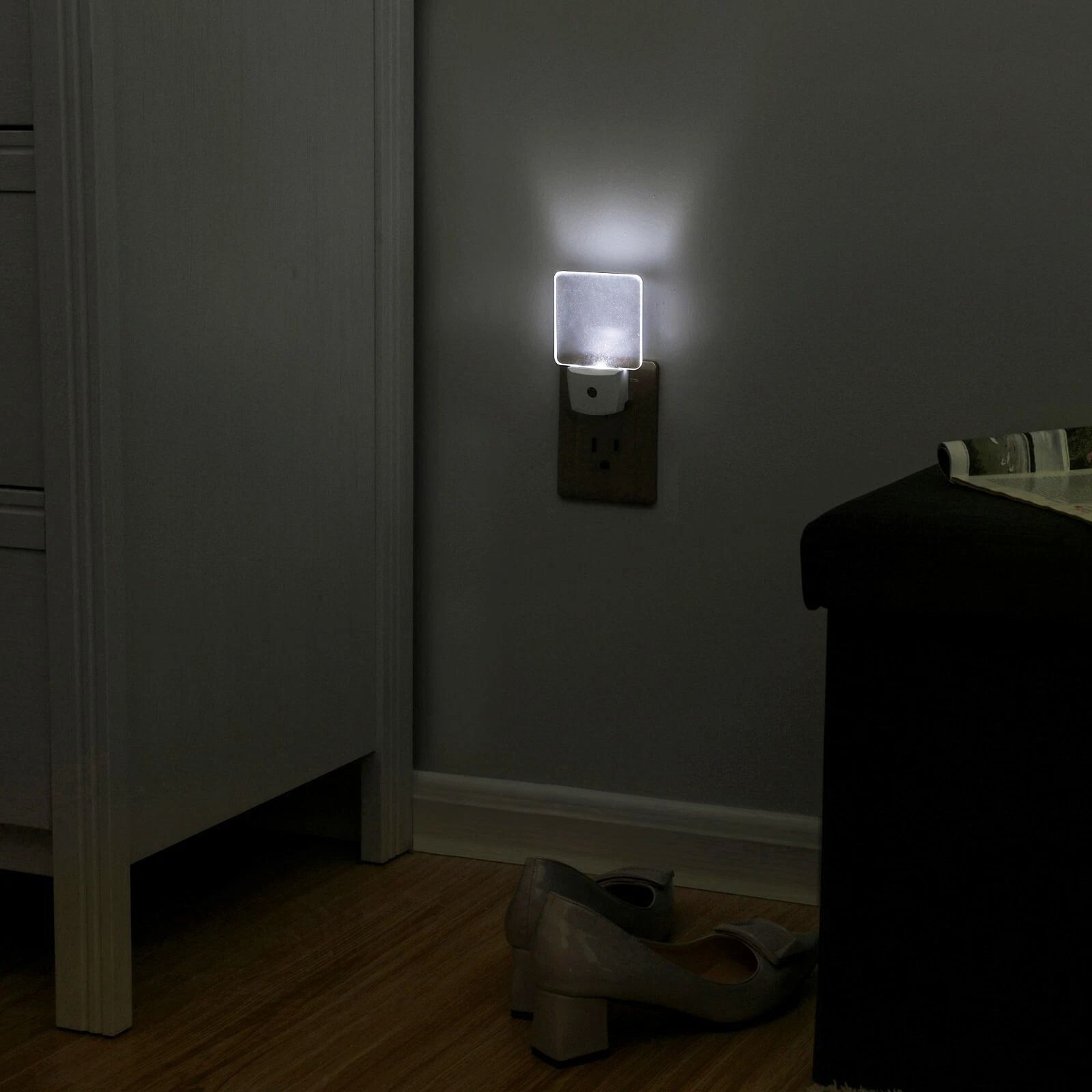 Plug In LED Night Light With Light Sensor Dusk To Dawn Bathroom Light 0
