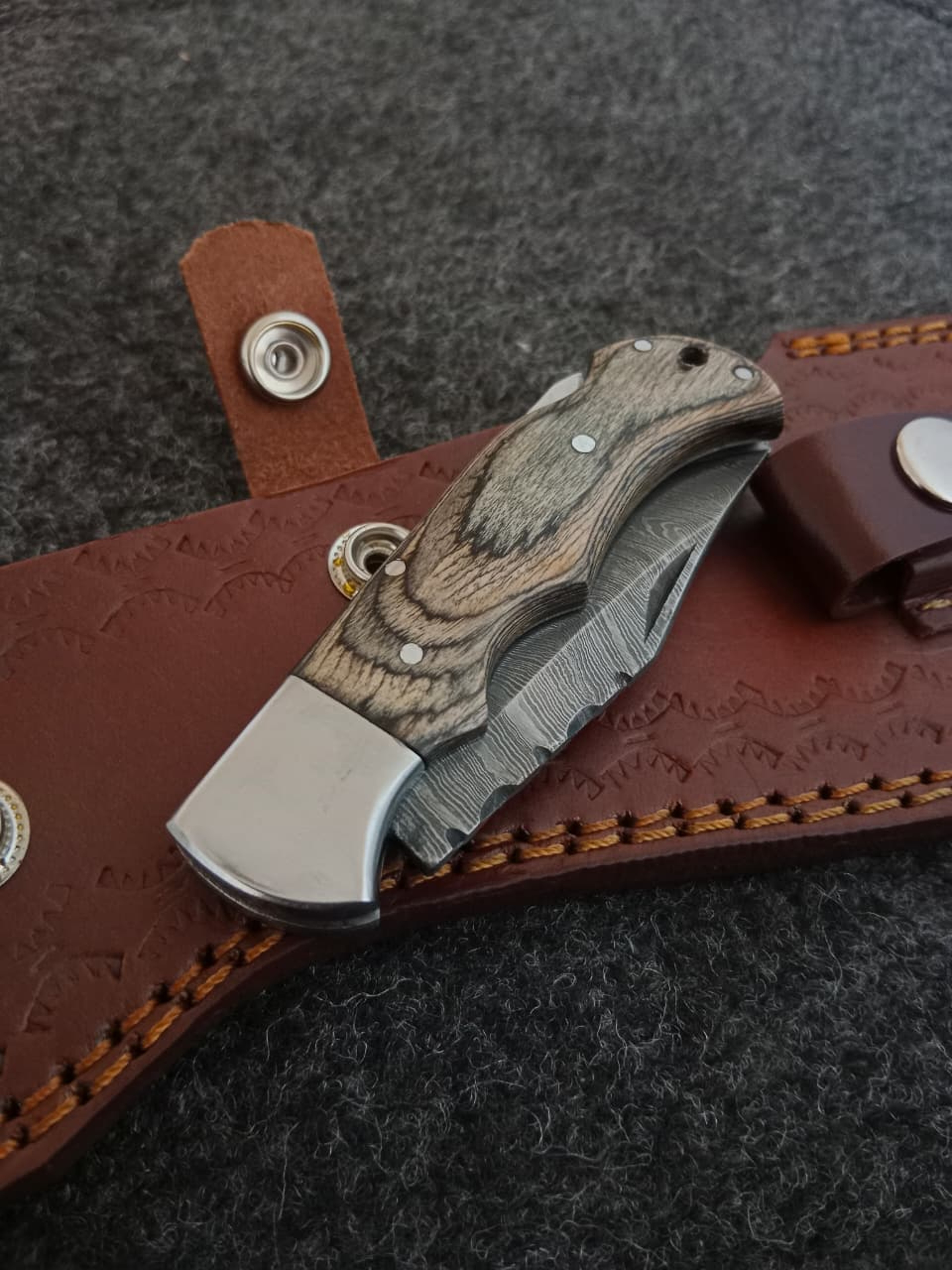 Hand Forged Damascus Folding Hunting Knife With Wooden Handle  Genuine Leather Belt Sheath For Camp 3