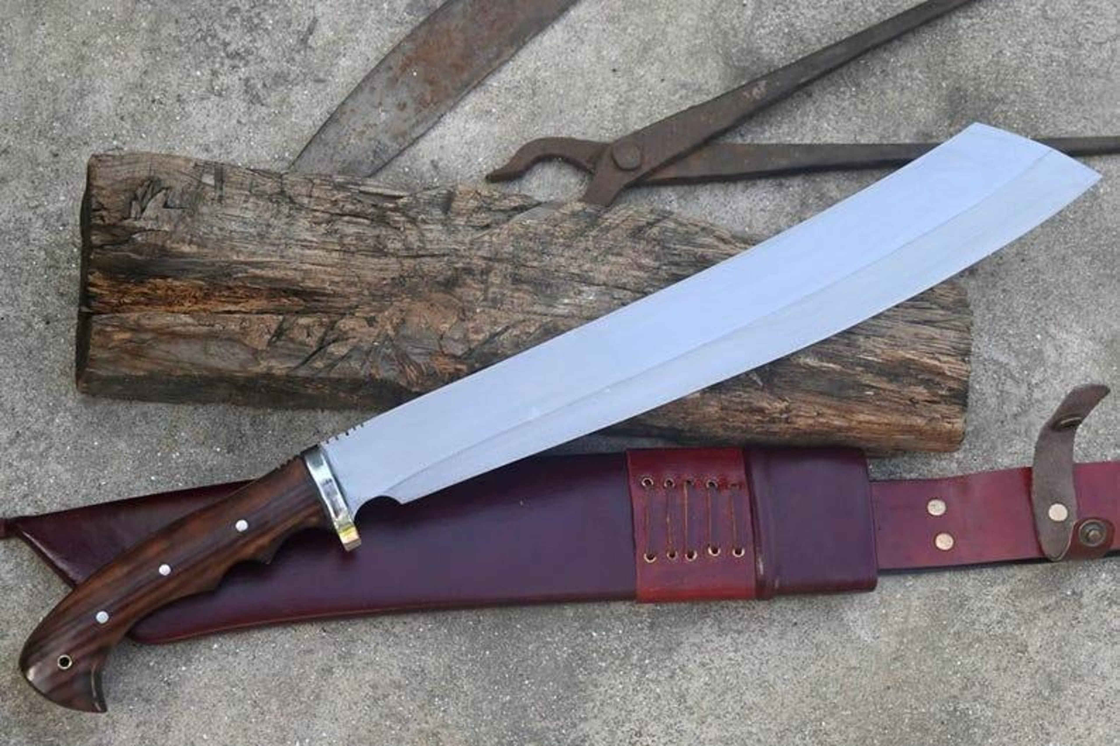 High Quality Handmade Machete With High Carbon Steel Blade And Wooden Handle For Outdoor Use And Co