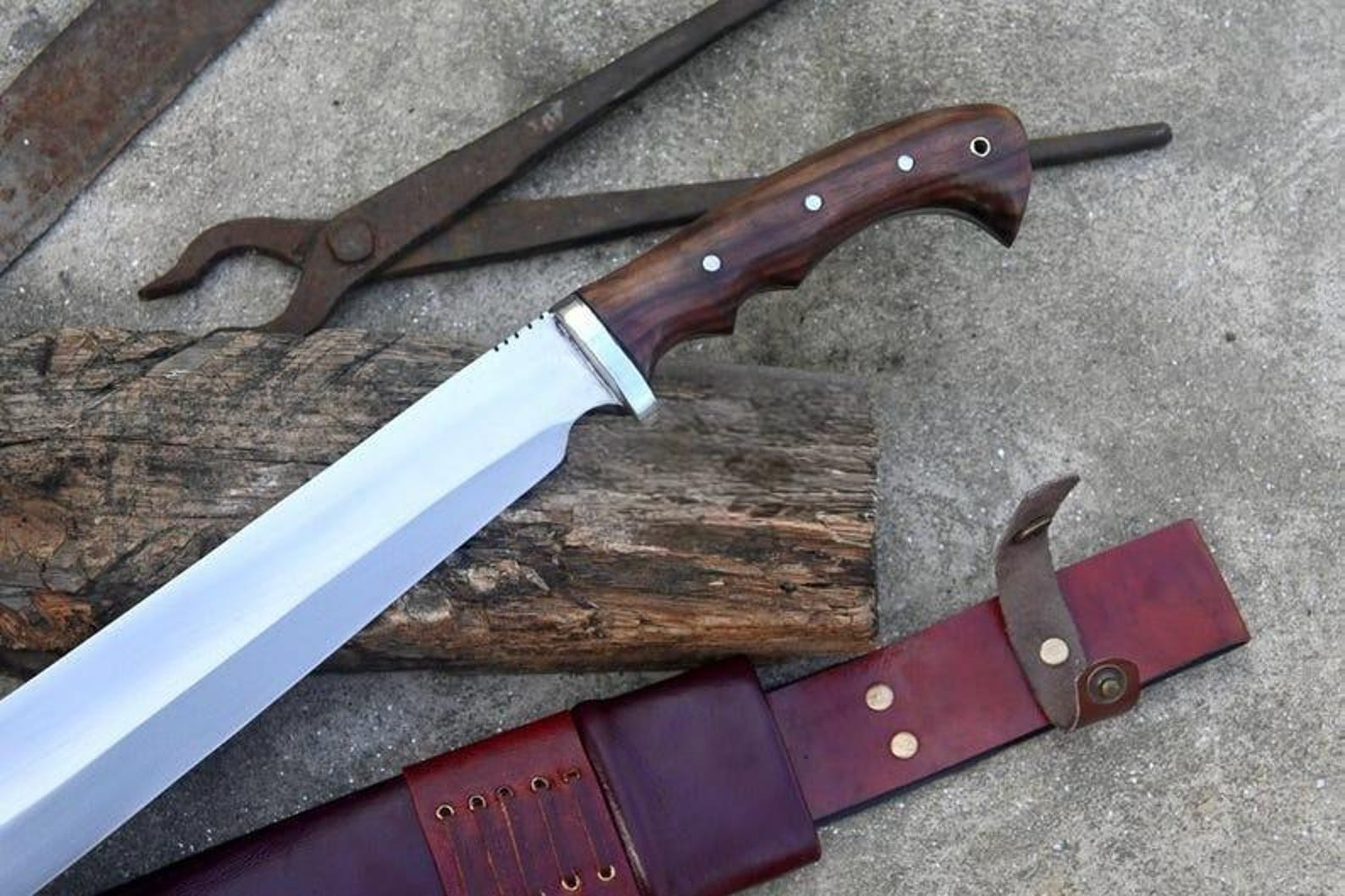 High Quality Handmade Machete With High Carbon Steel Blade And Wooden Handle For Outdoor Use And Co