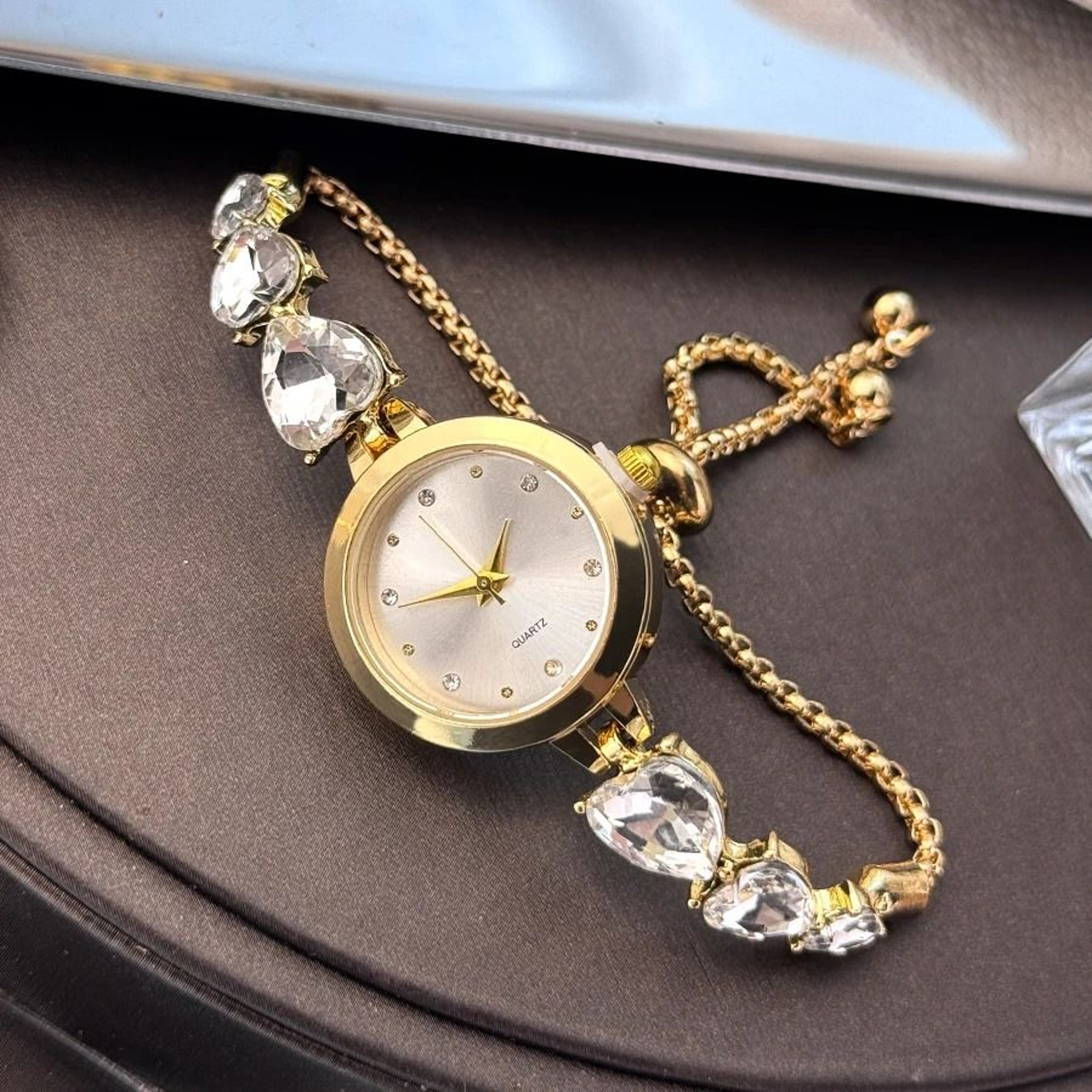 Triple Heart DiamondEncrusted Bracelet Watch  Elegant Light Luxury Quartz Timepiece With Round Allo 1