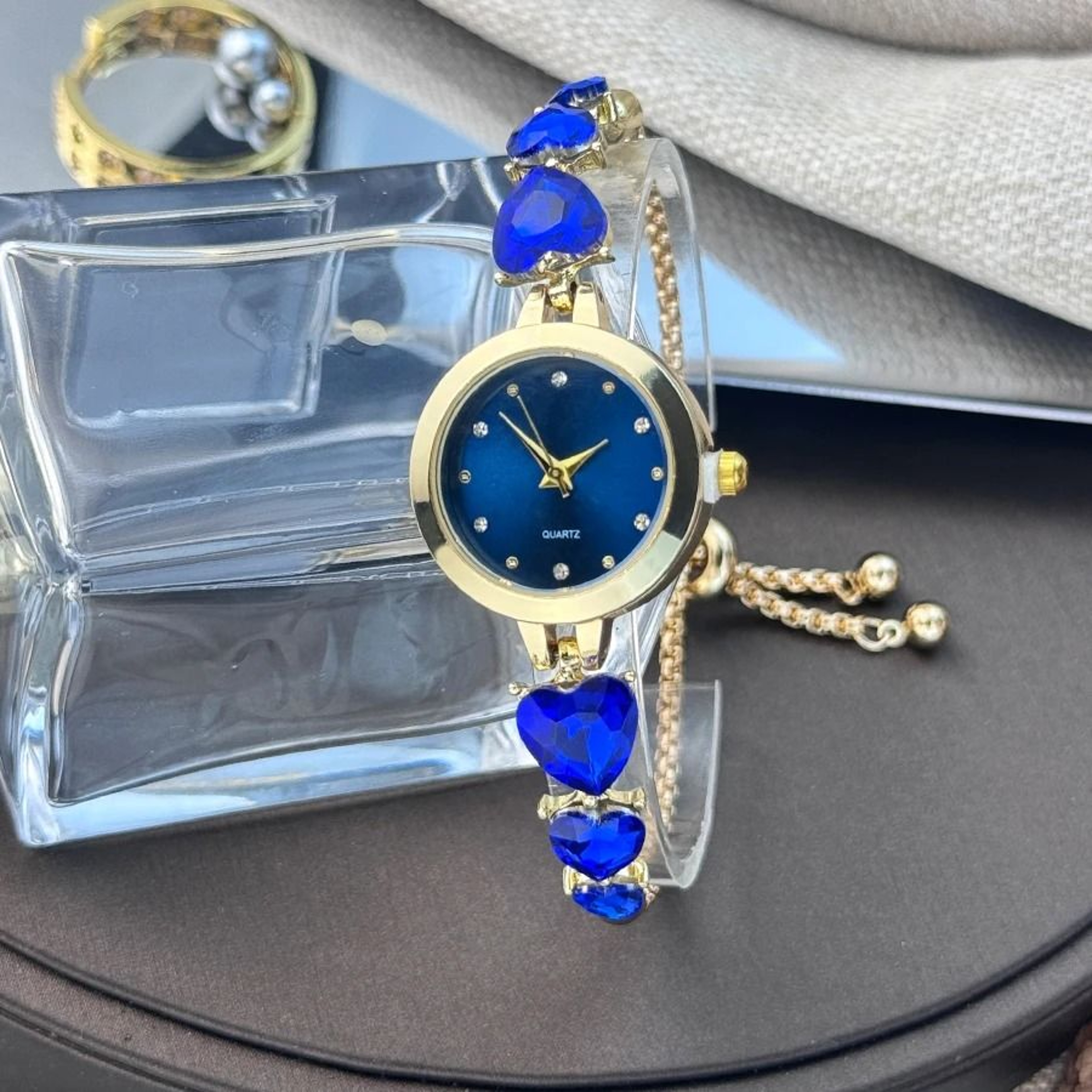 Triple Heart DiamondEncrusted Bracelet Watch  Elegant Light Luxury Quartz Timepiece With Round Allo 7
