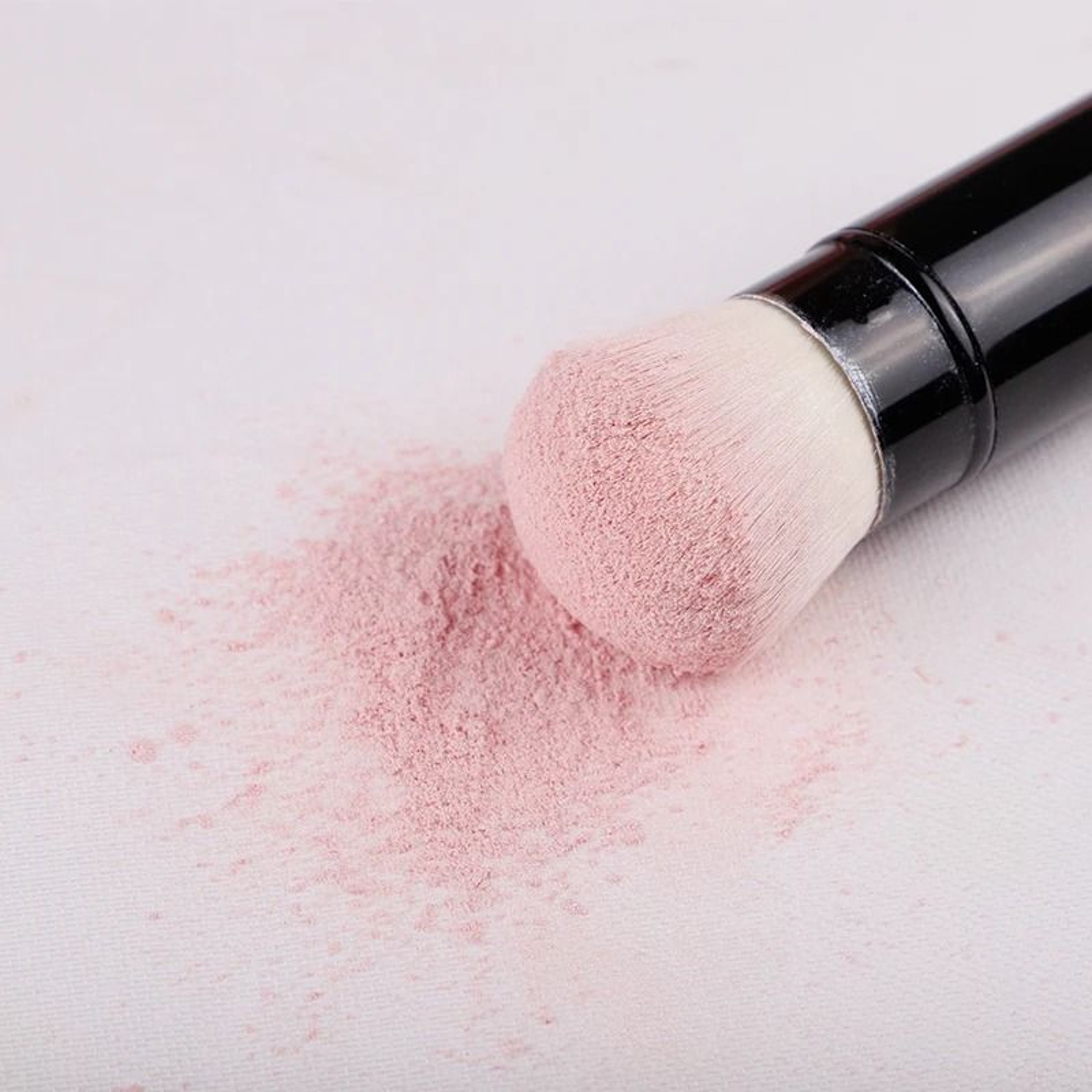 Multifunctional Makeup Brush  Portable Travel Tool With Protective Lid 3
