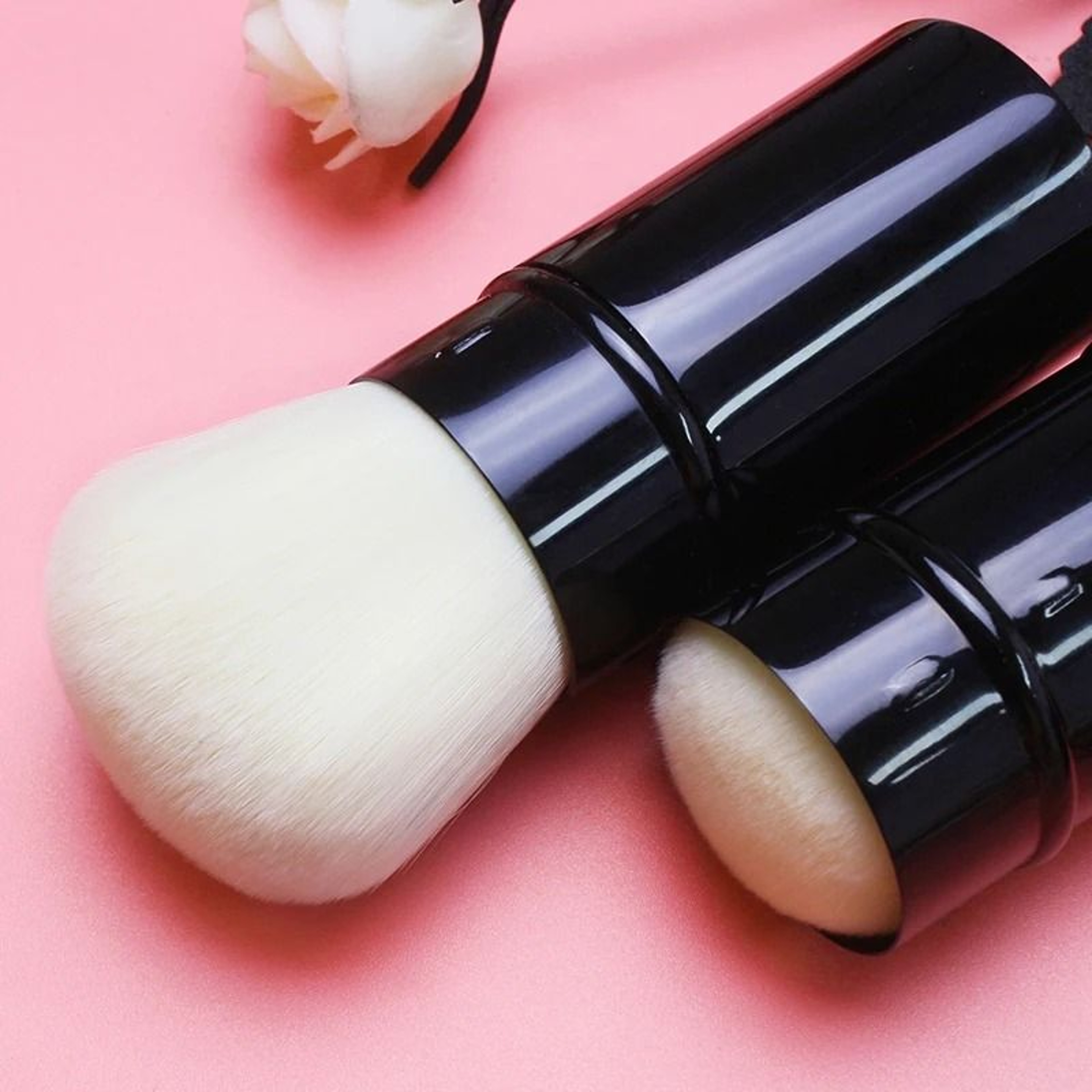 Multifunctional Makeup Brush  Portable Travel Tool With Protective Lid 4