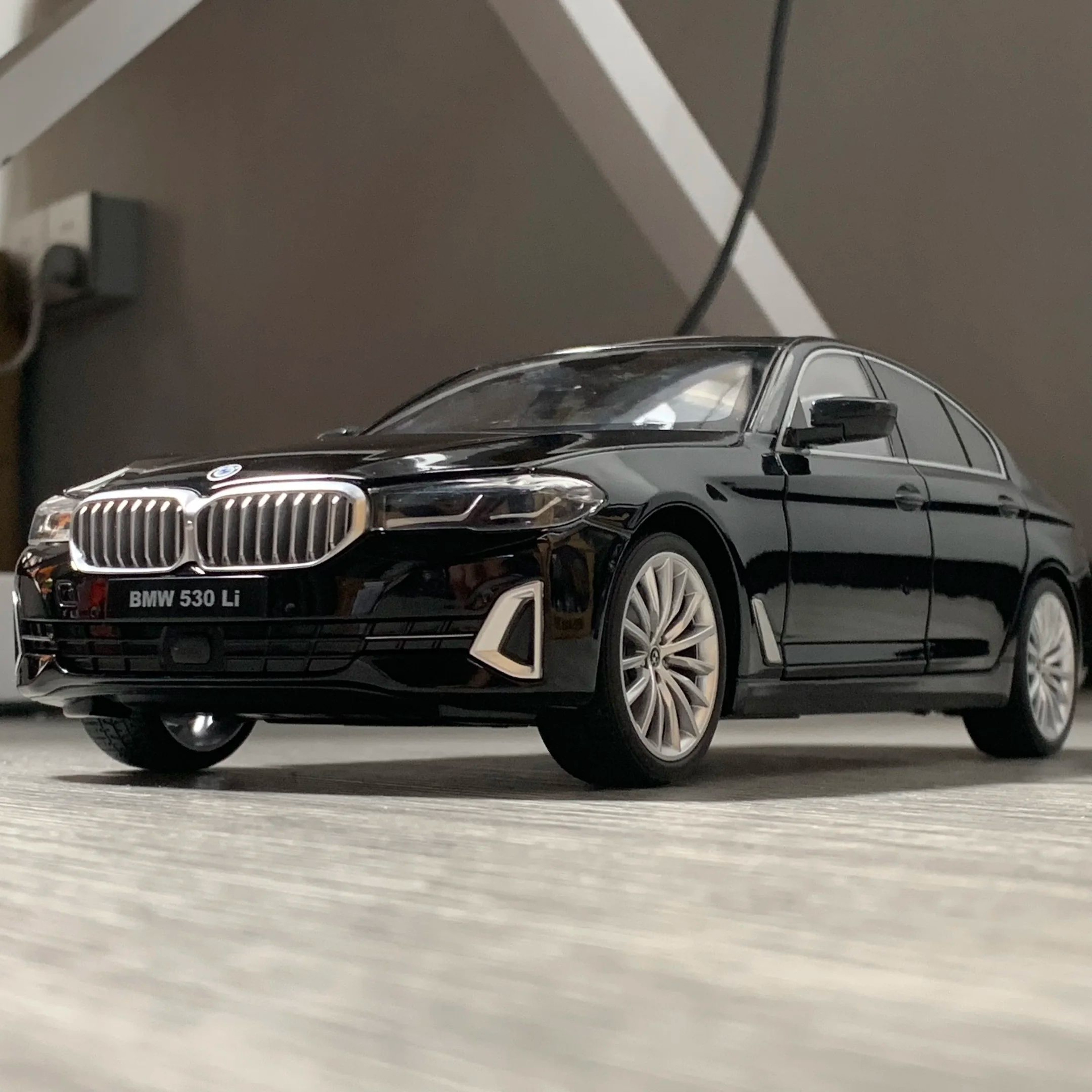 BMW 530Li 118 Alloy Diecast Model Car Luxury Collector Display  Hobby Toy 2
