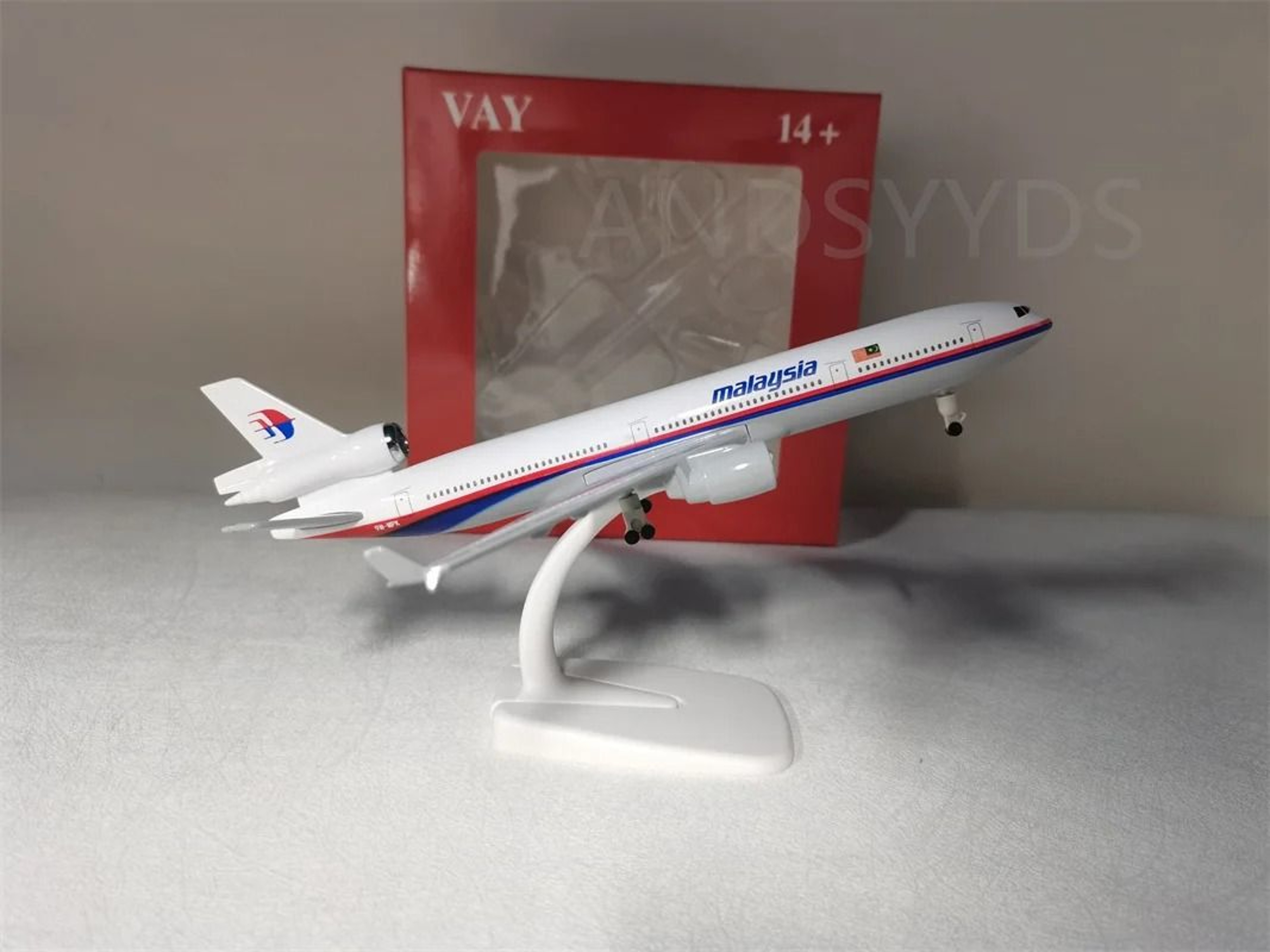 MD11 Heritage Aviator Model  20cm DieCast Alloy Aircraft  Executive Desktop  Studio Sanctuary Decor 1