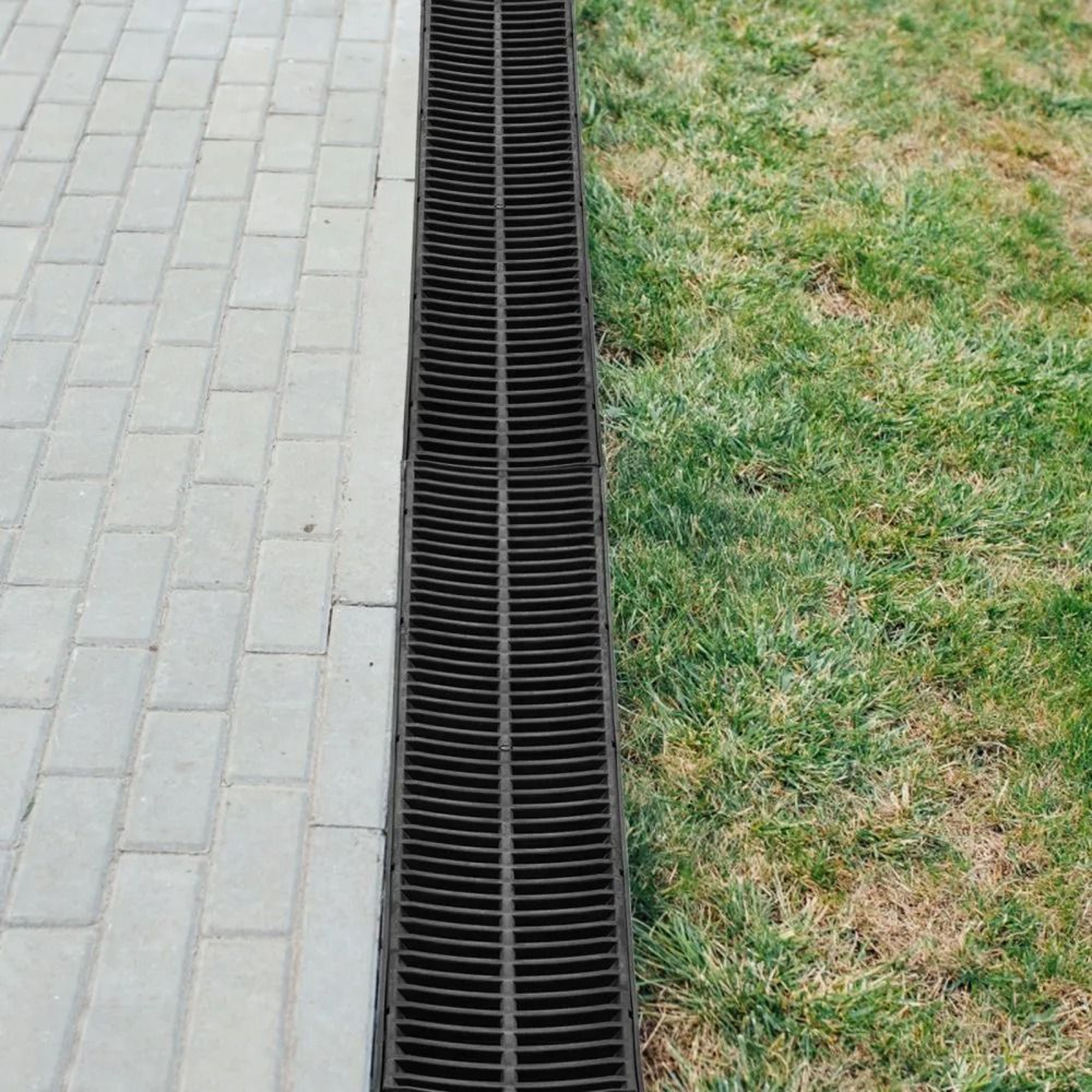 Trench Drain System With Plastic Grate 4 Pack HDPE Channel Drain For Driveways Gardens And Garages 6