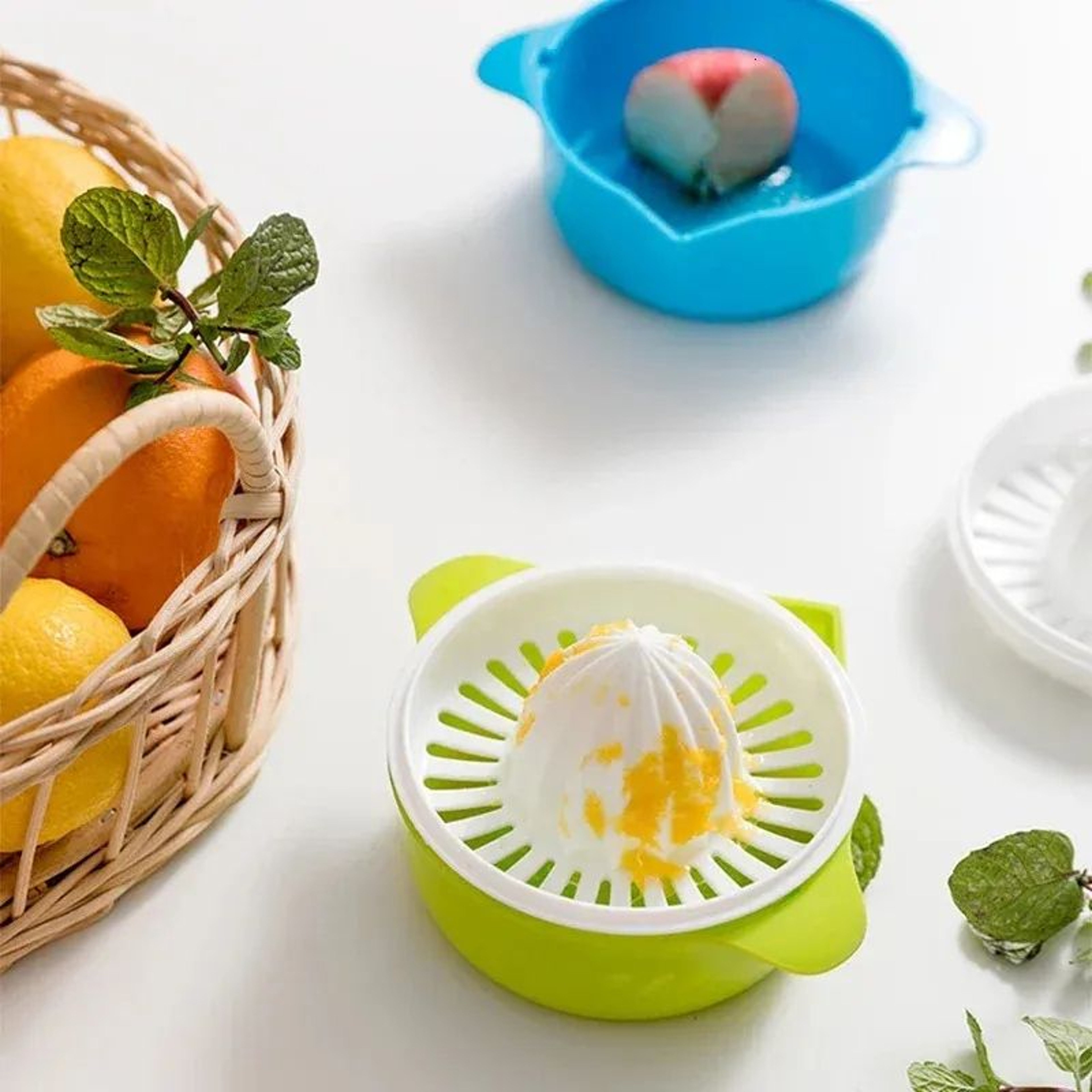 Manual Citrus Juicer Portable Handheld Lemon And Lime Squeezer 0